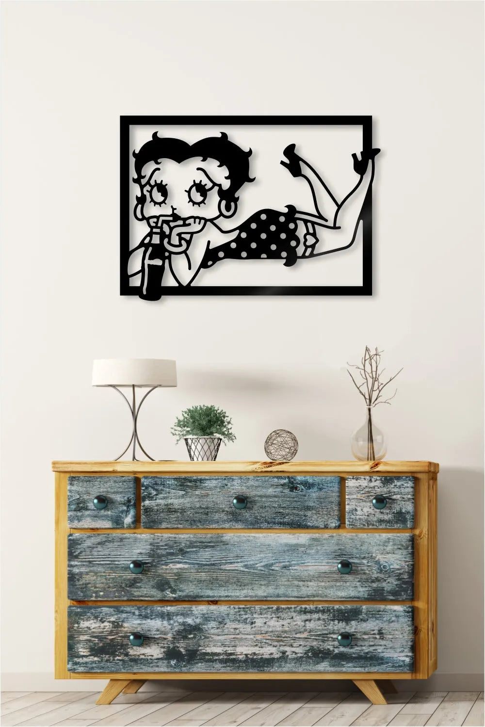 Betty Boop tomando refresco