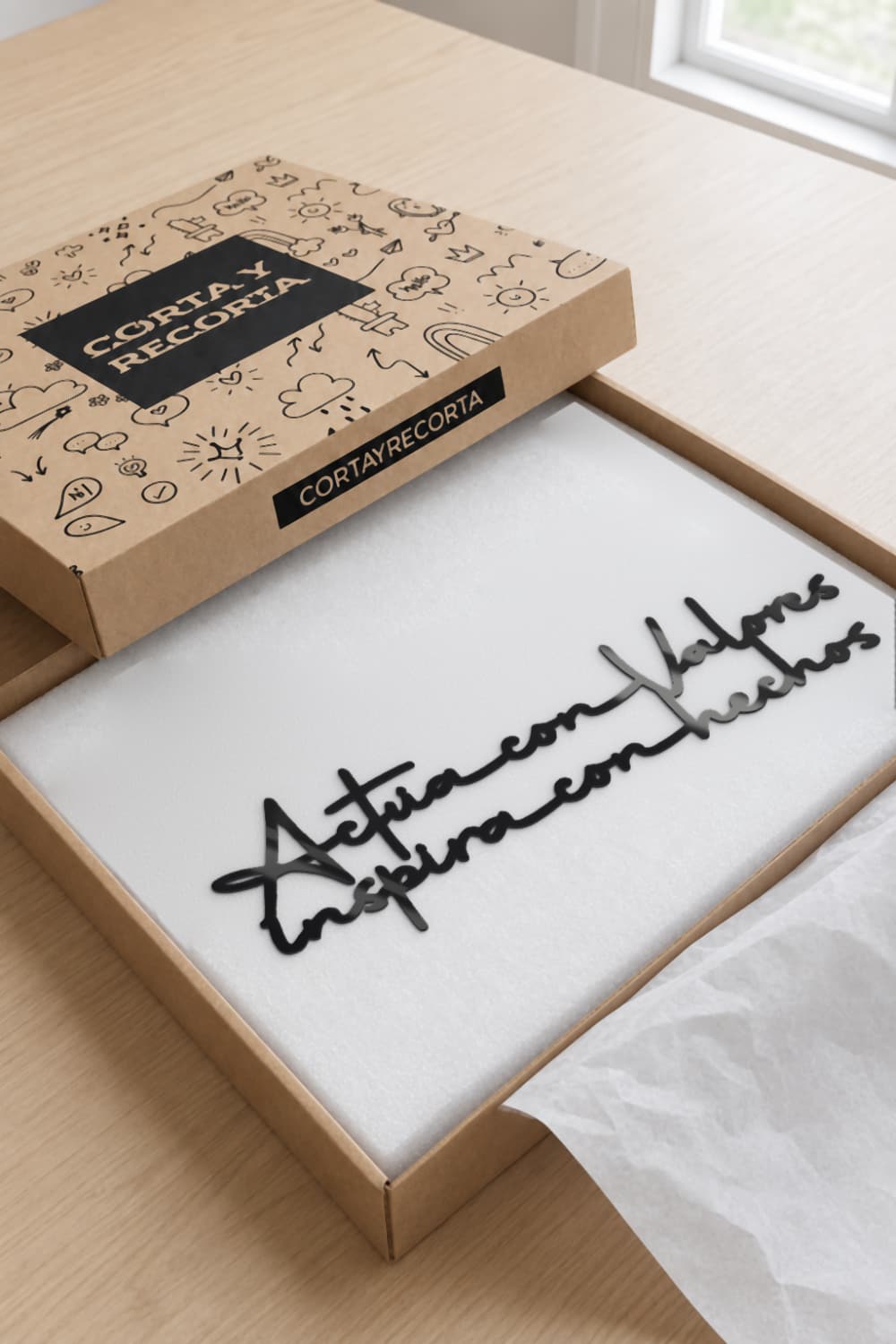 Cuadro Actúa con valores, inspira con hechos en aluminio negro dentro de su caja de Corta y Recorta