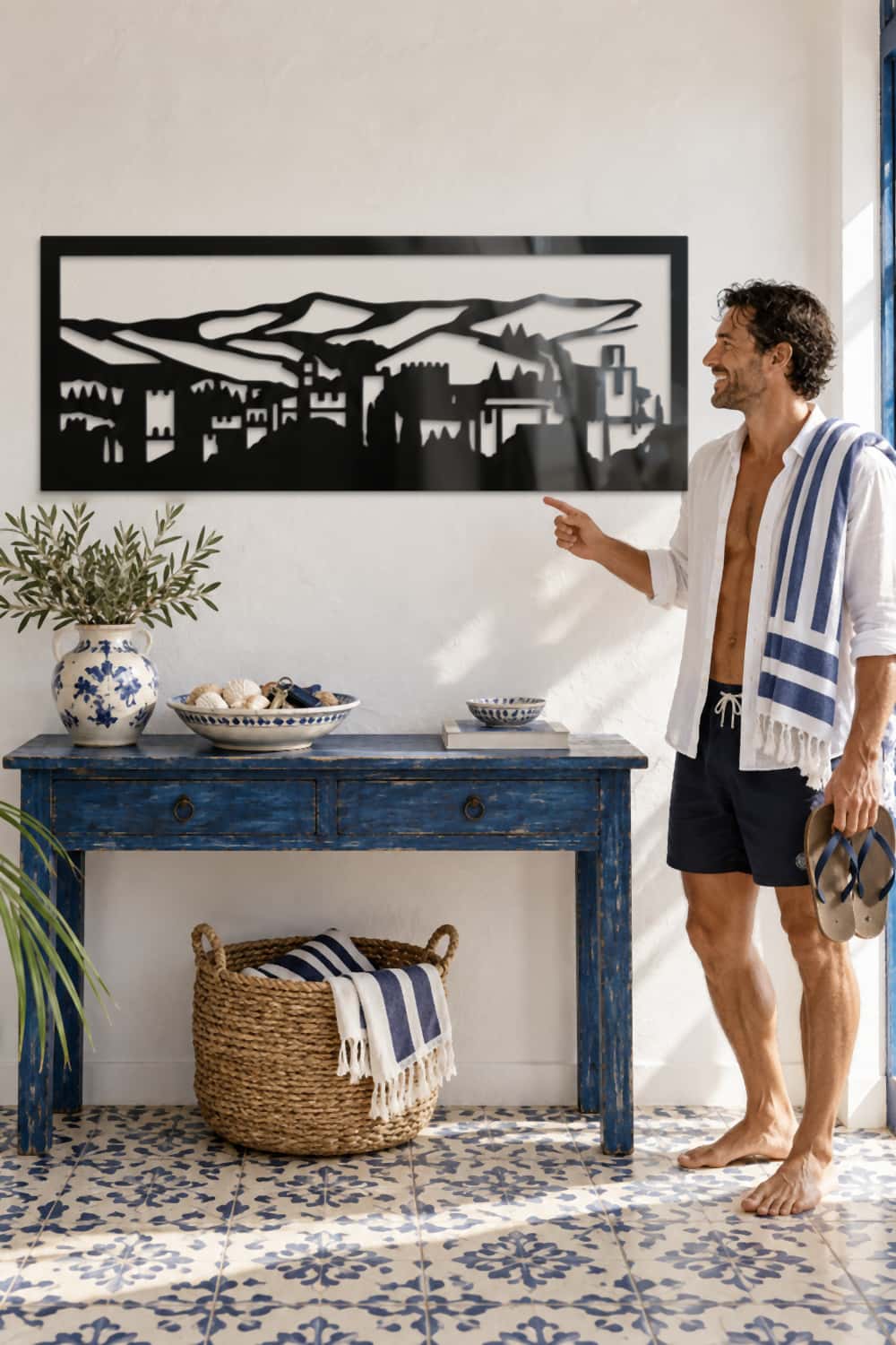 Alhambra y Sierra Nevada: recibidor azul con un hombre recién llegado de la playa