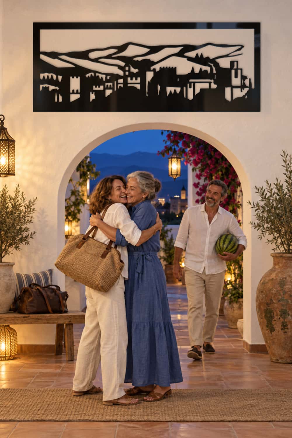 Alhambra y Sierra Nevada: bienvenida entre amigos junto a un patio andaluz al anochecer