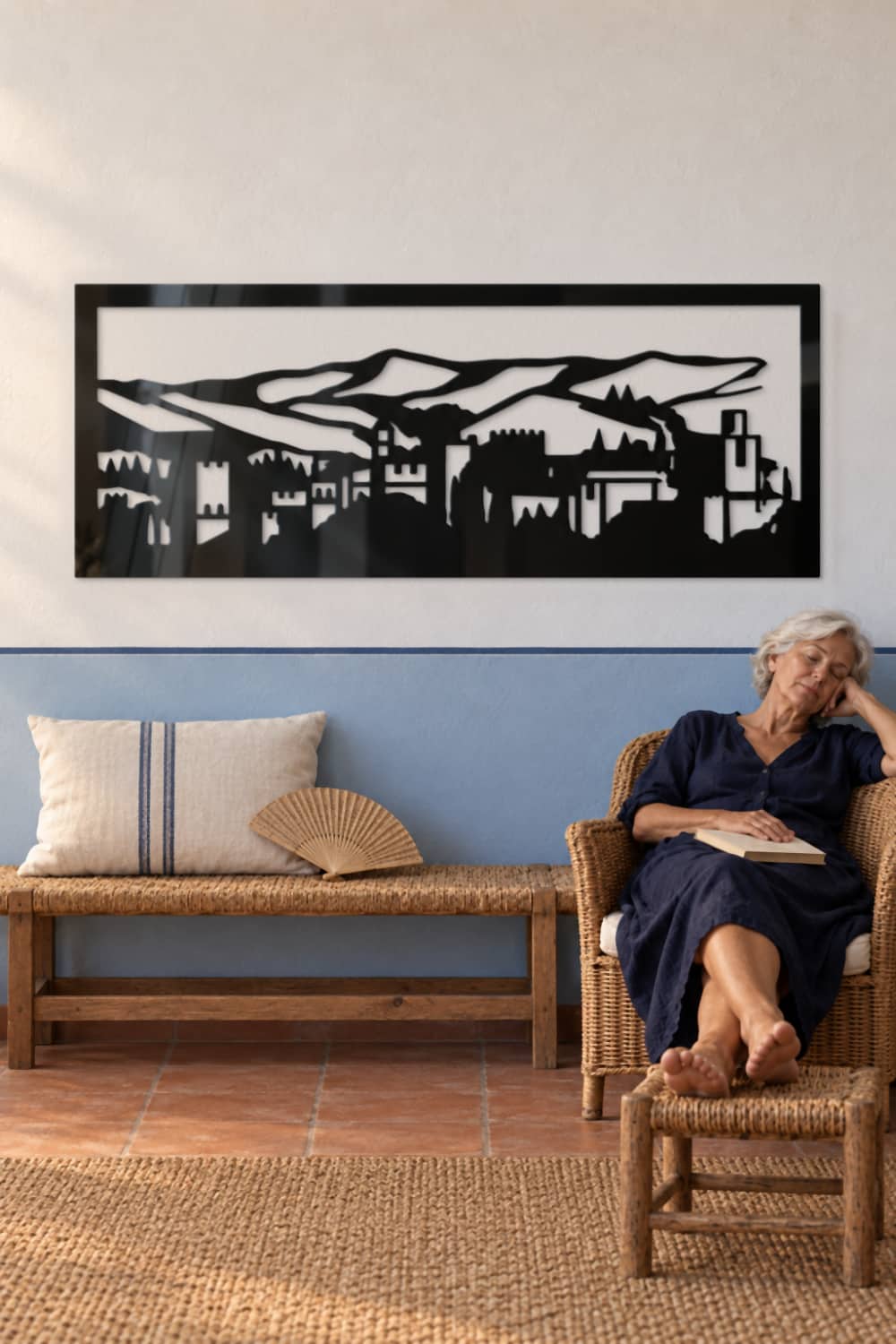 Alhambra y Sierra Nevada: rincón de lectura y descanso con pared azul claro