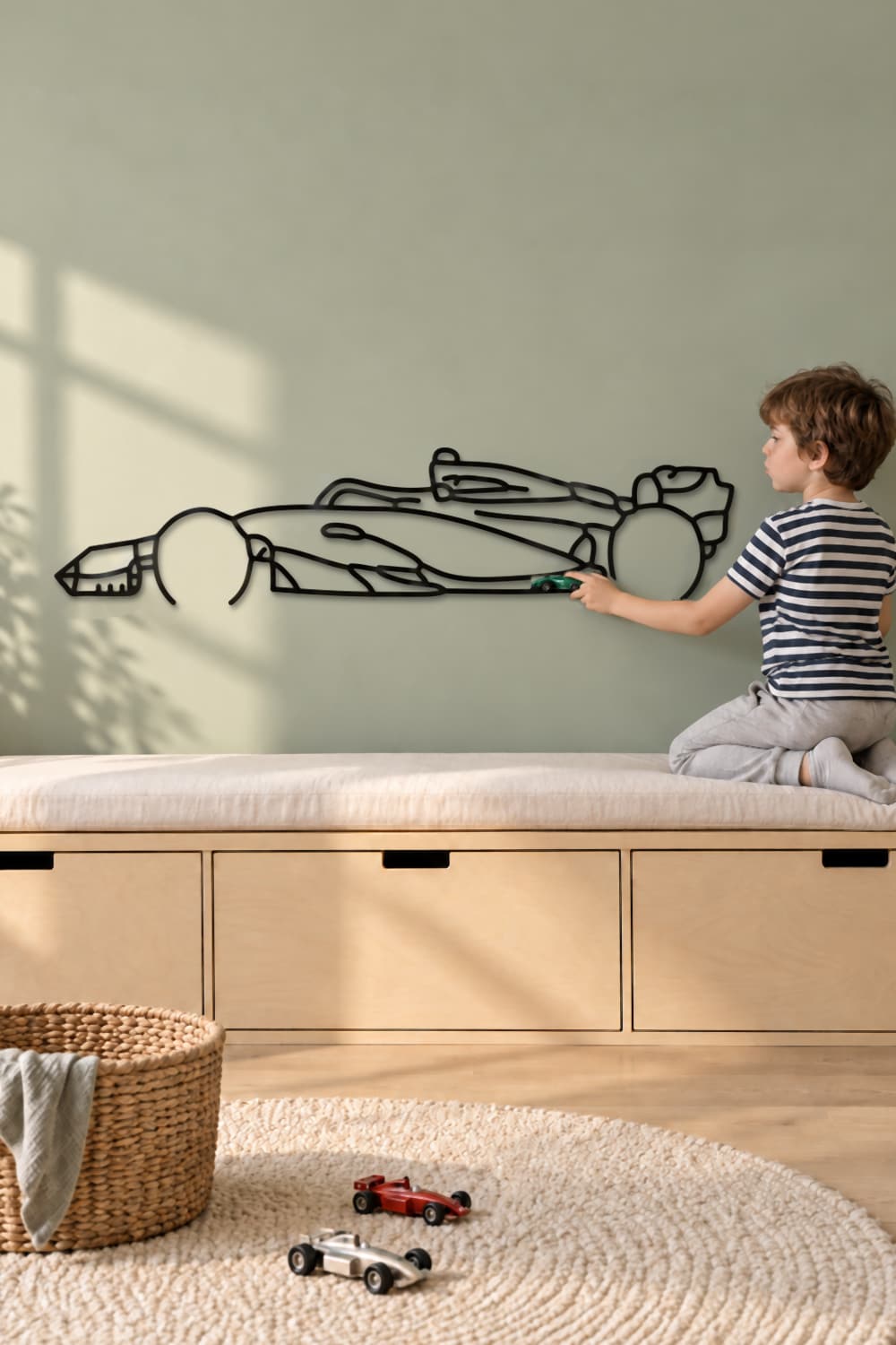 Aston Martin F1 AMR23 en habitación infantil con niño jugando con un coche
