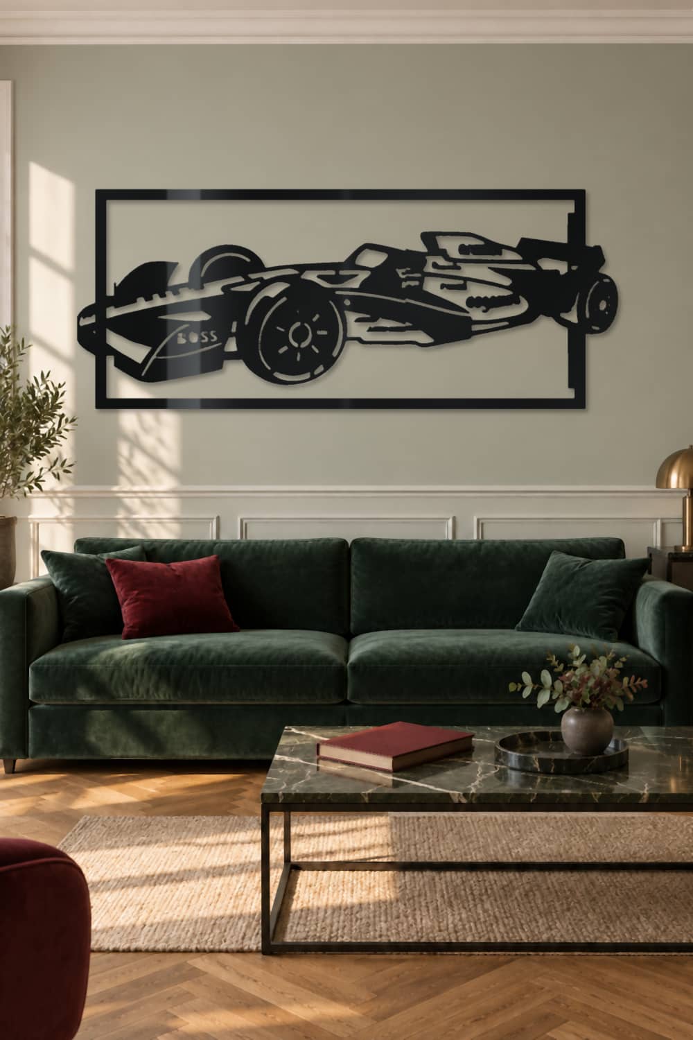 Aston Martin F1 Amr23 de metal negro sobre sofá verde en piso clásico de Madrid