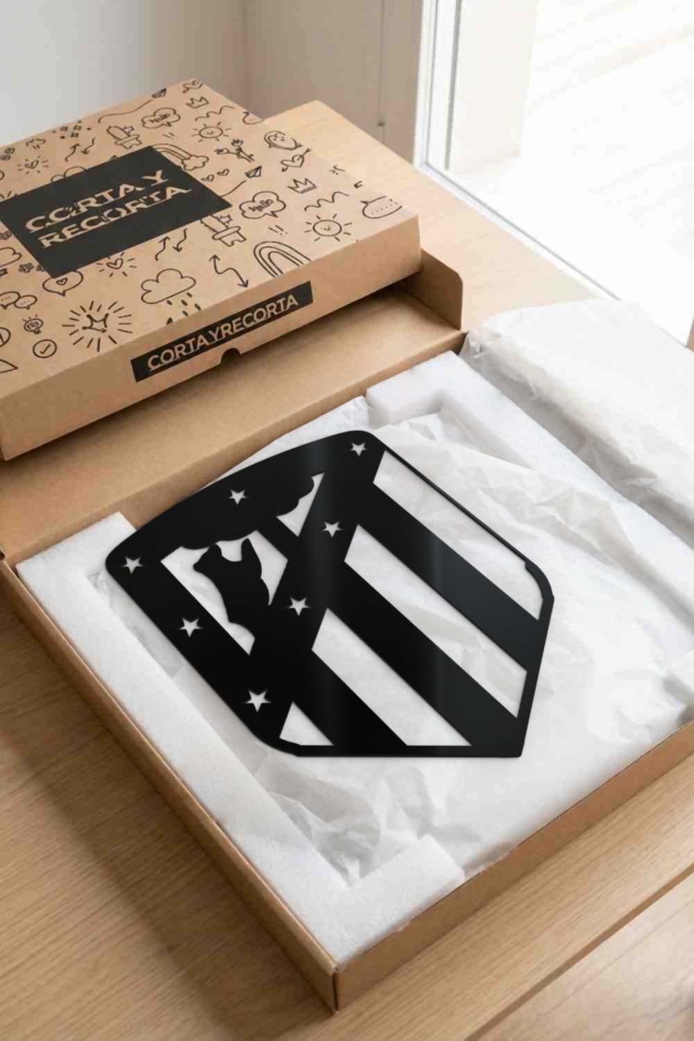 At Mad Original · escudo en su caja kraft Corta y Recorta