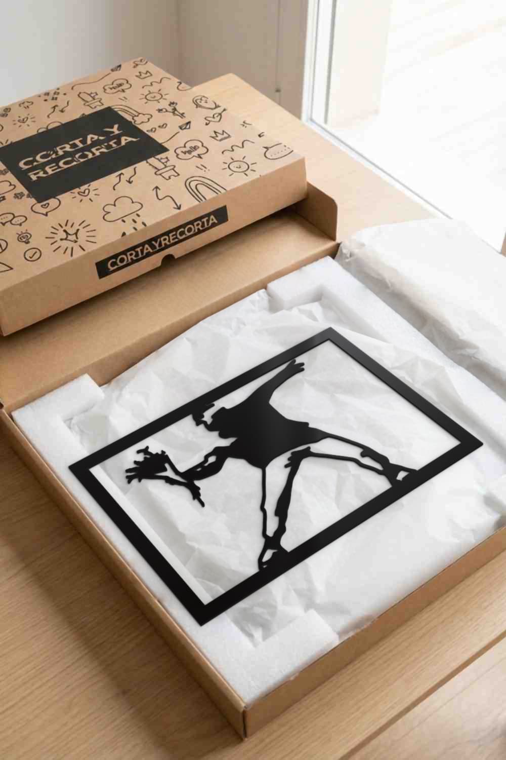 Banksy Classic en caja kraft Corta y Recorta, con la silueta exacta sobre papel protector.