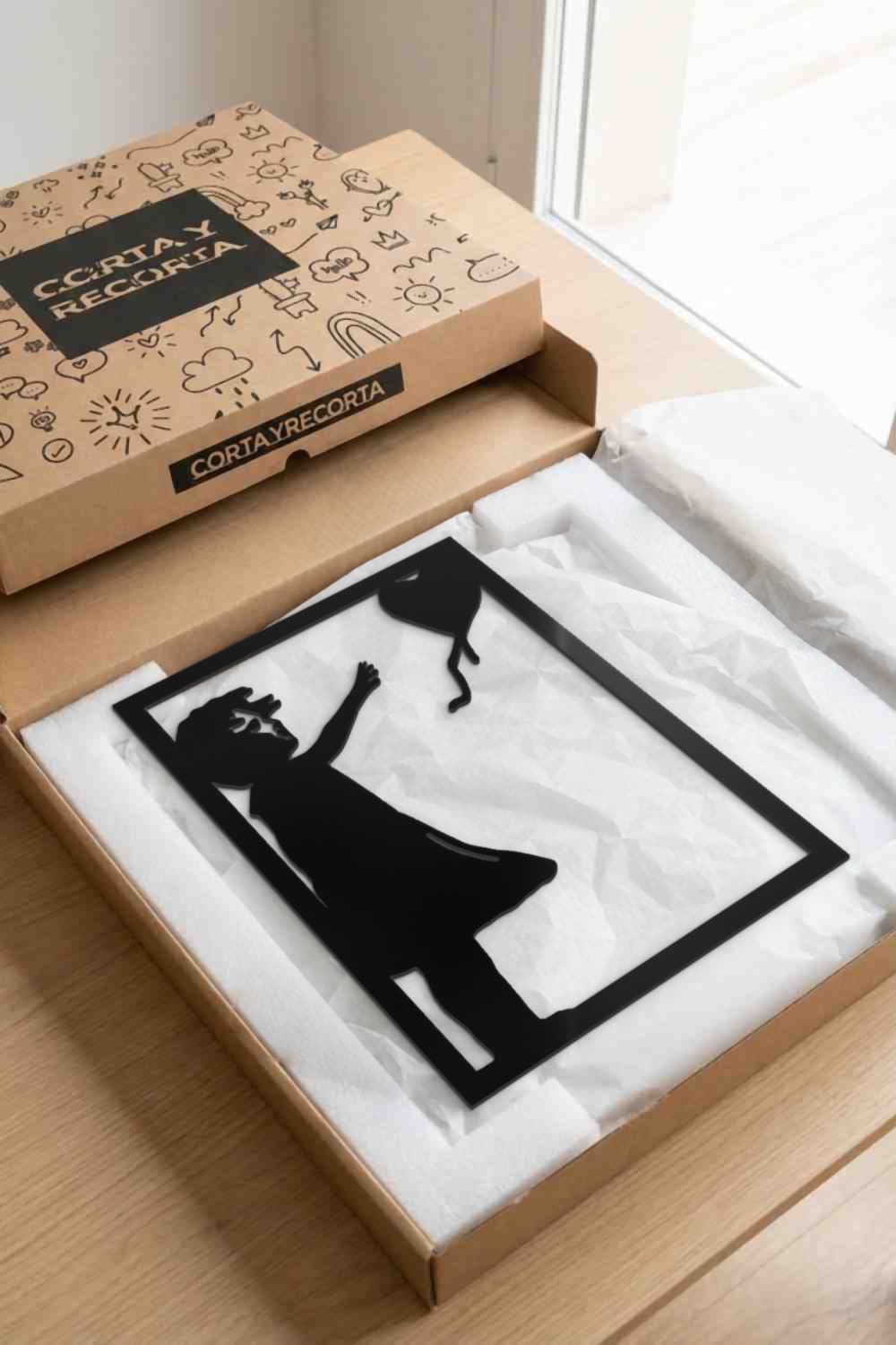 Banksy Culture en su caja kraft Corta y Recorta con protección interior