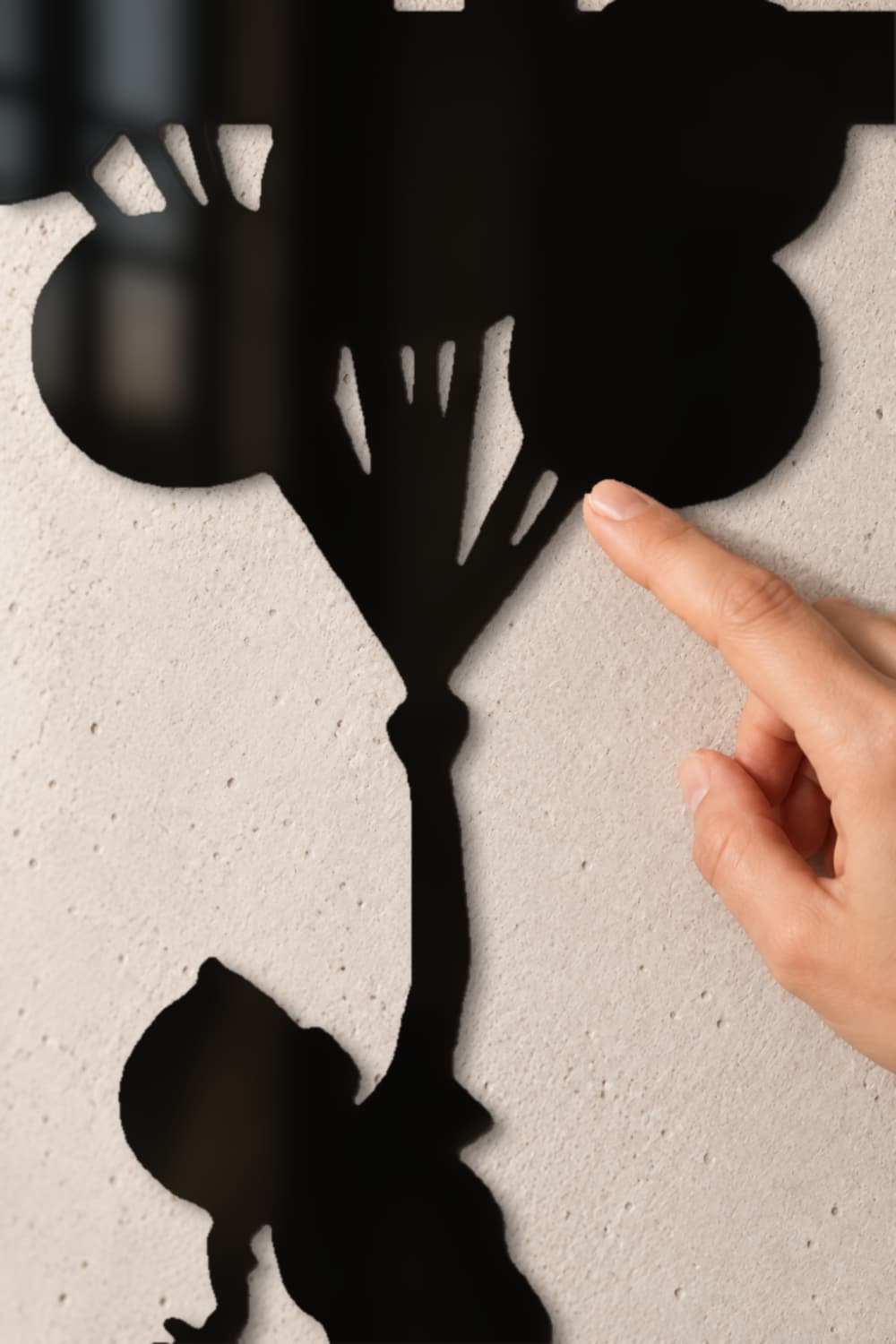 Detalle del cuadro Banksy Globs en aluminio lacado negro: los hilos de los globos recortados