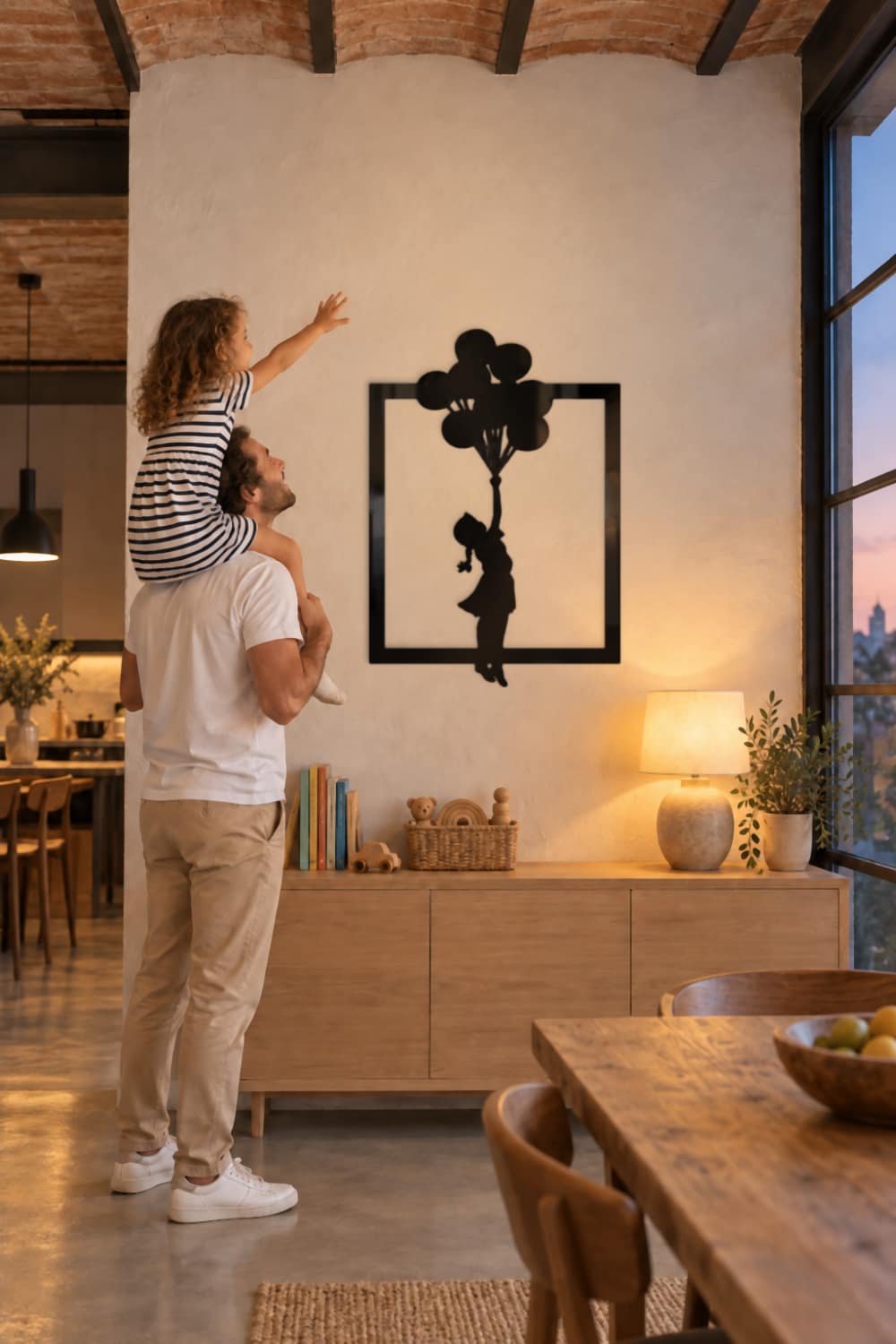 Banksy Globs en un loft: una niña a hombros de su padre intenta alcanzar los globos de metal