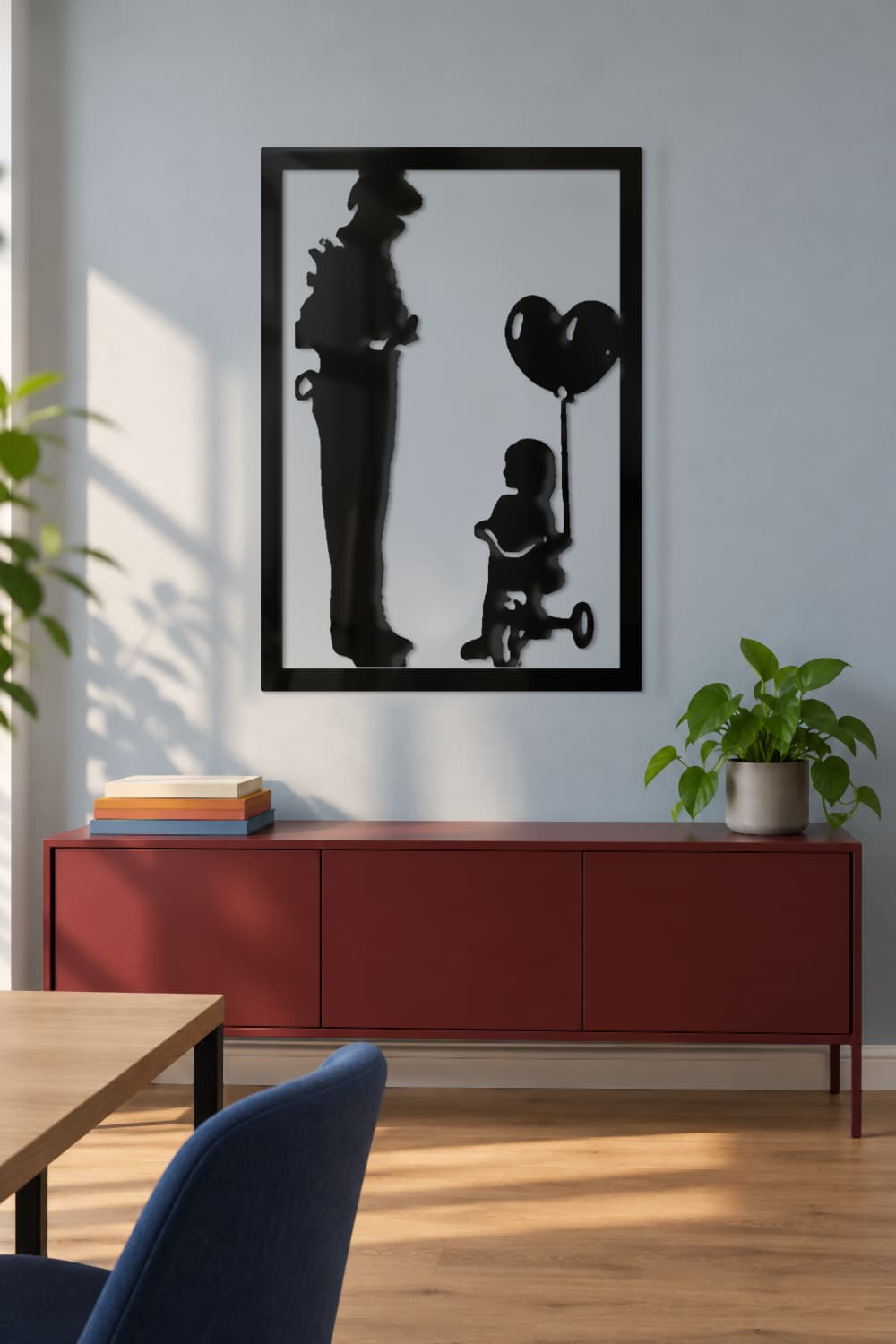 Banksy Policia de metal negro en oficina creativa con pared azul y mueble burdeos