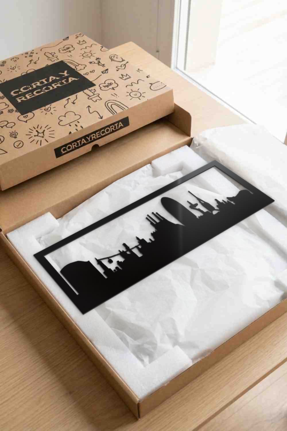Barcelona en su caja kraft de Corta y Recorta con el diseño colocado sobre papel protector