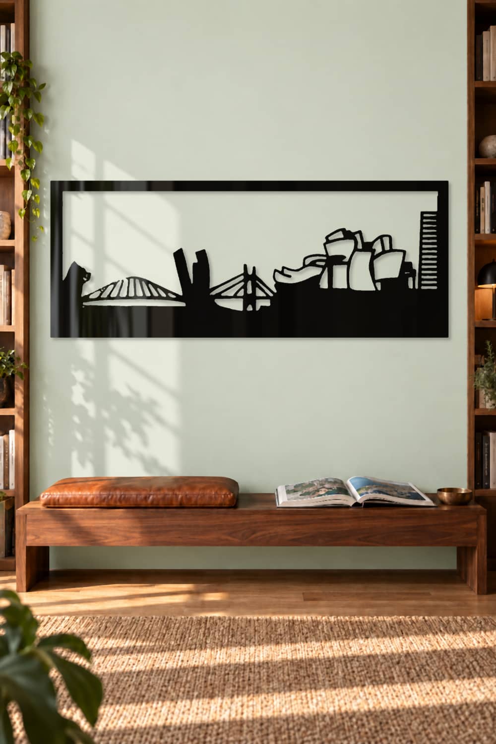Bilbao, cuadro de aluminio negro brillante en biblioteca de pared salvia clara con banco de nogal