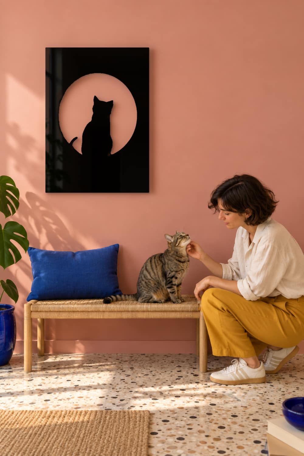 Cat On The Moon junto a una joven acariciando a su gato en un piso urbano.