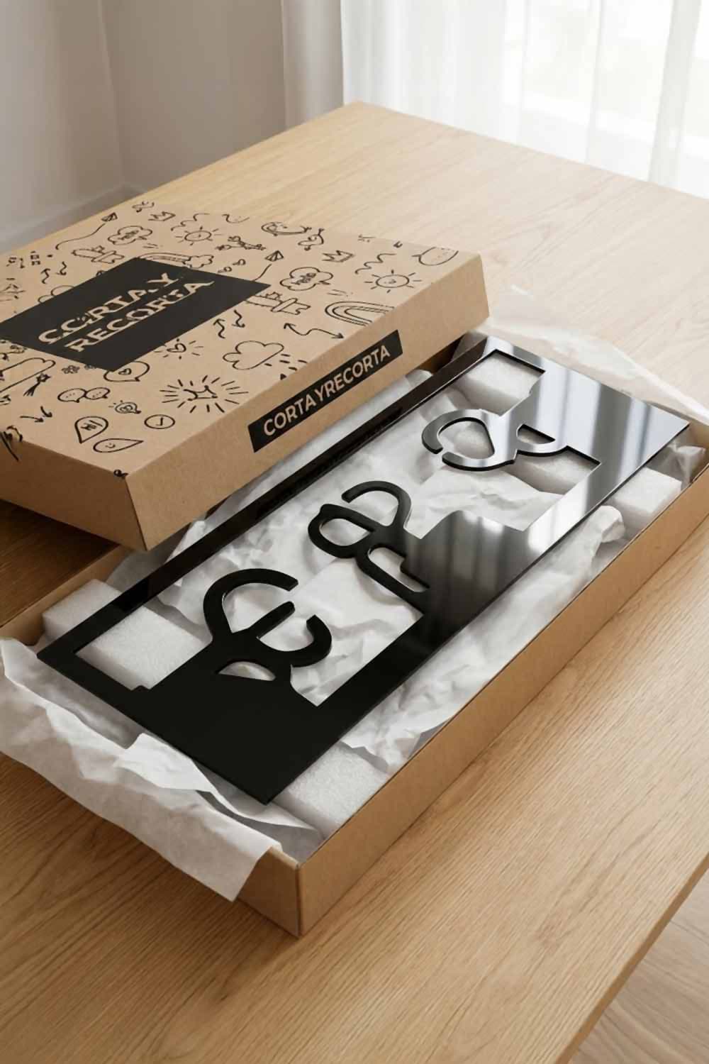 Chillida Peine de los Vientos en su caja de Corta y Recorta, protegido con espuma y papel de seda