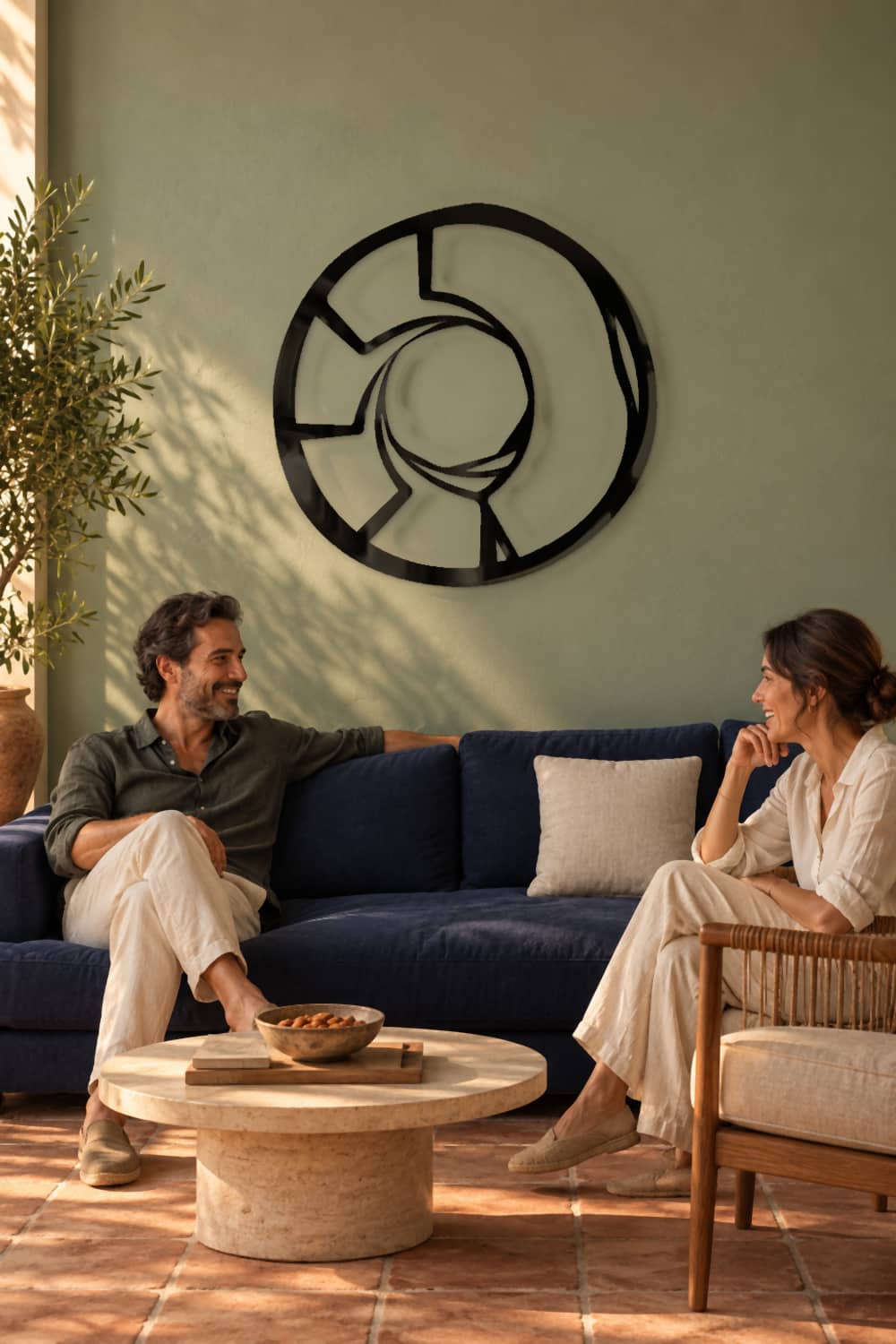 Circle en salón verde salvia durante una conversación entre amigos
