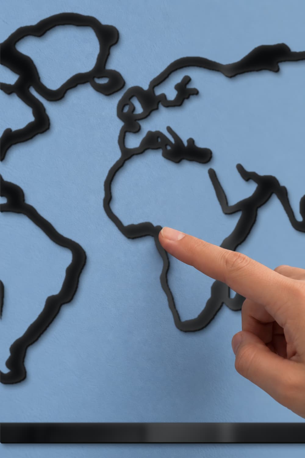 Clean Map, detalle del aluminio negro brillante y una yema tocando el contorno de África