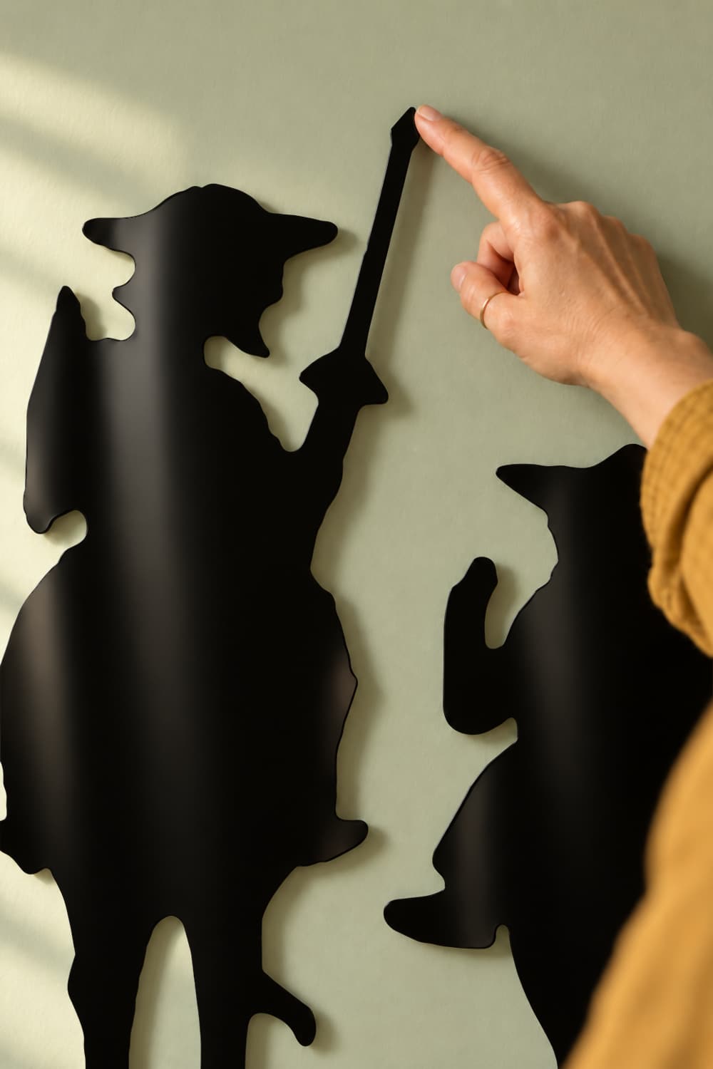 Detalle del cuadro Don Quijote de la Mancha en aluminio negro brillante: Quijote, su lanza y Sancho
