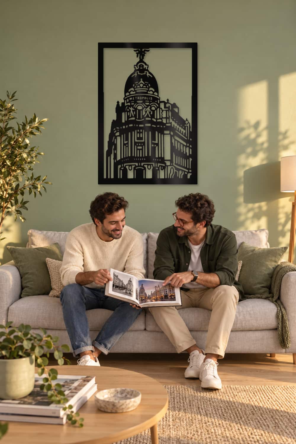 Edificio Metrópolis - Madrid en salón con amigos compartiendo recuerdos de la ciudad