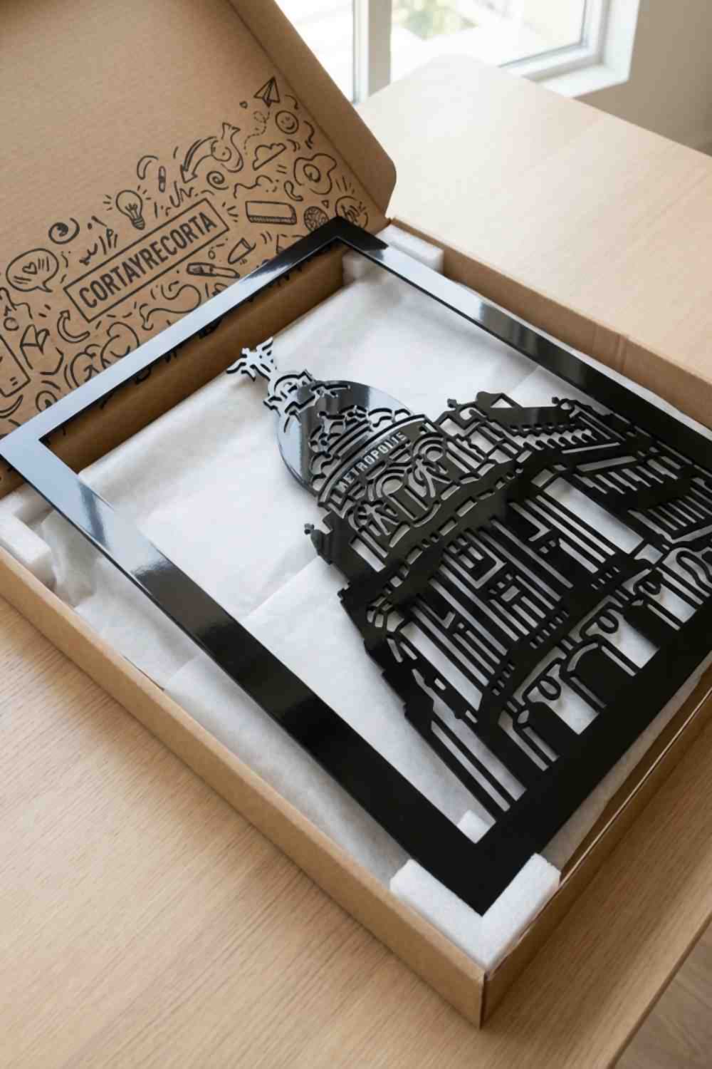 Edificio Metrópolis - Madrid en su caja original de Corta y Recorta