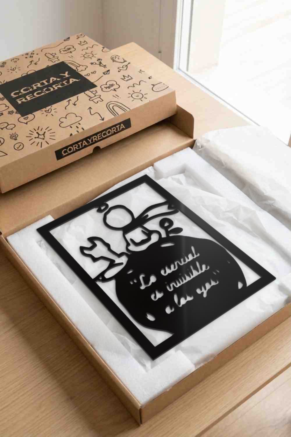 Cuadro El Principito en aluminio negro dentro de su caja de Corta y Recorta