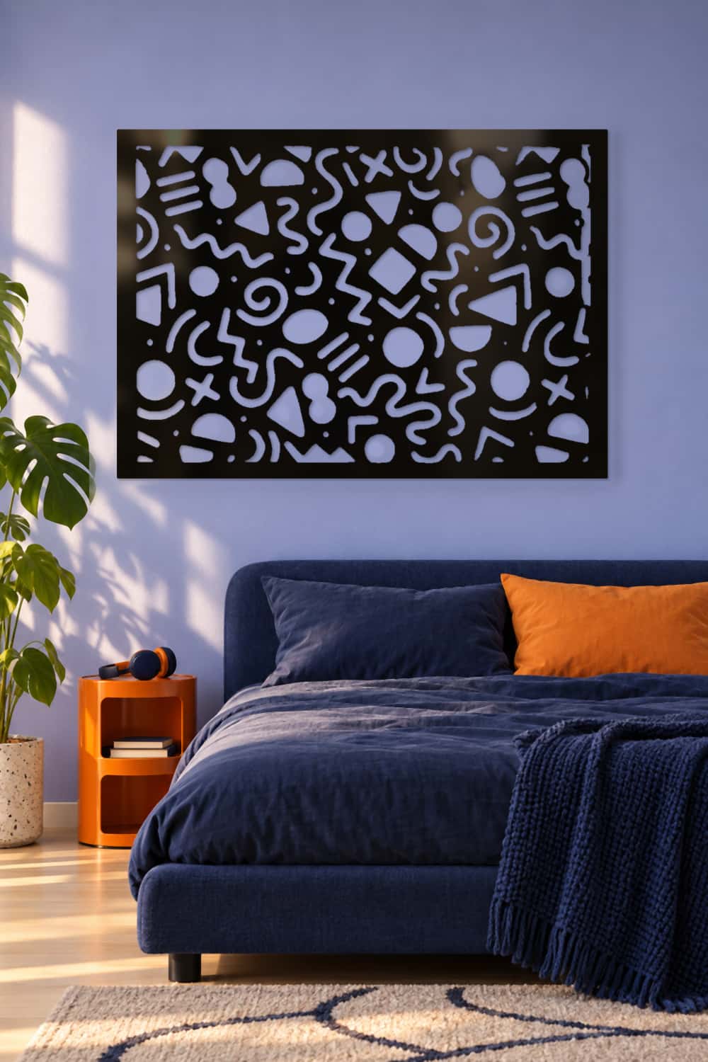 Estrambotic, cuadro de aluminio negro en dormitorio juvenil azul con detalles naranja