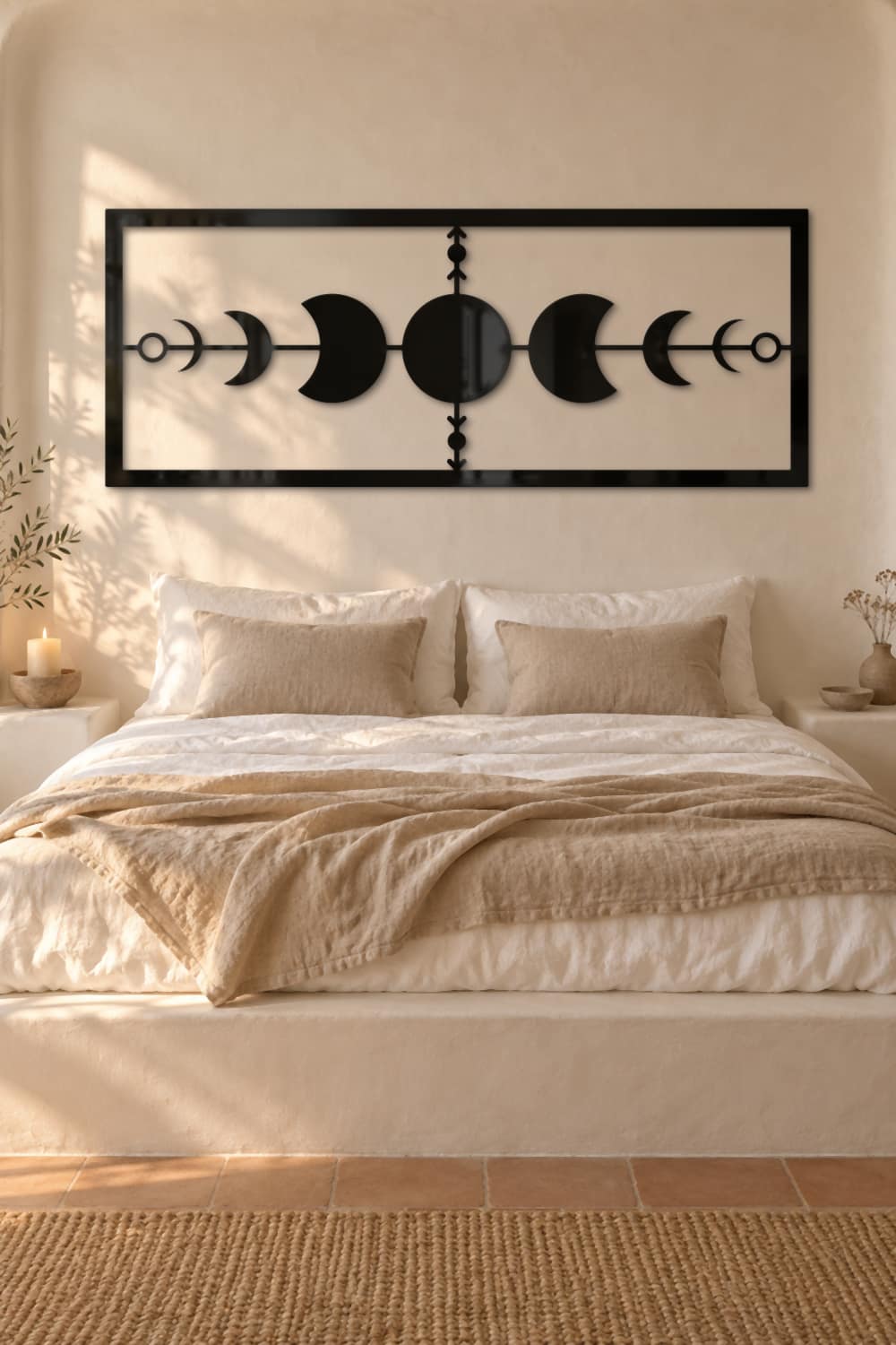 Cuadro Fases Lunares de aluminio negro brillante sobre la cama en un dormitorio encalado de Ibiza