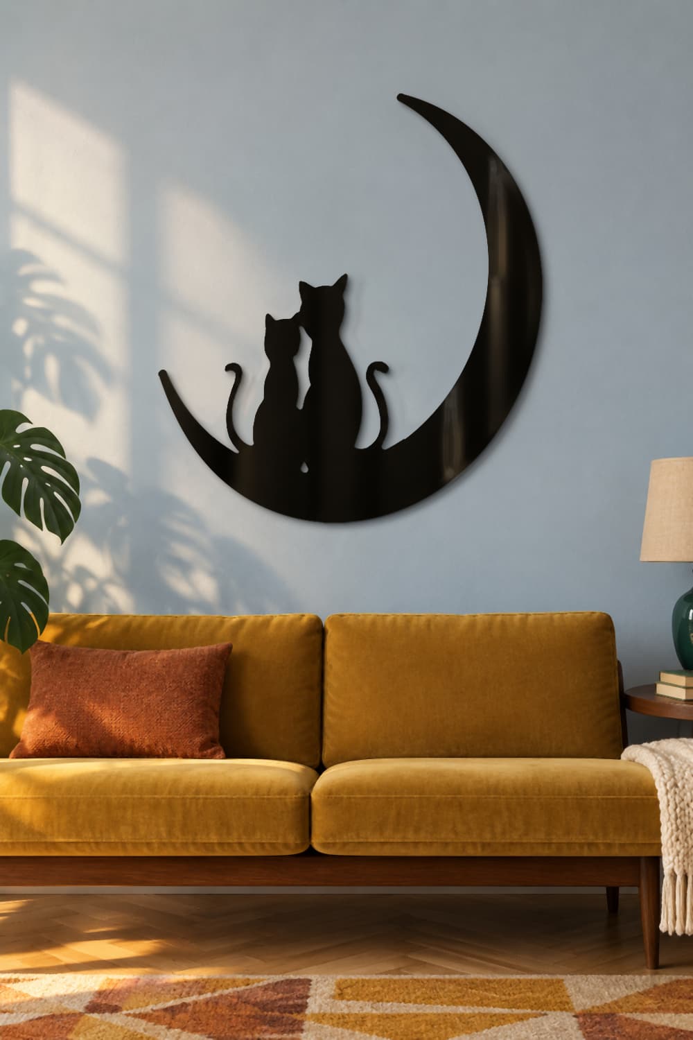 Gatos en la luna, cuadro de aluminio negro sobre sofá mostaza en salón mid-century.