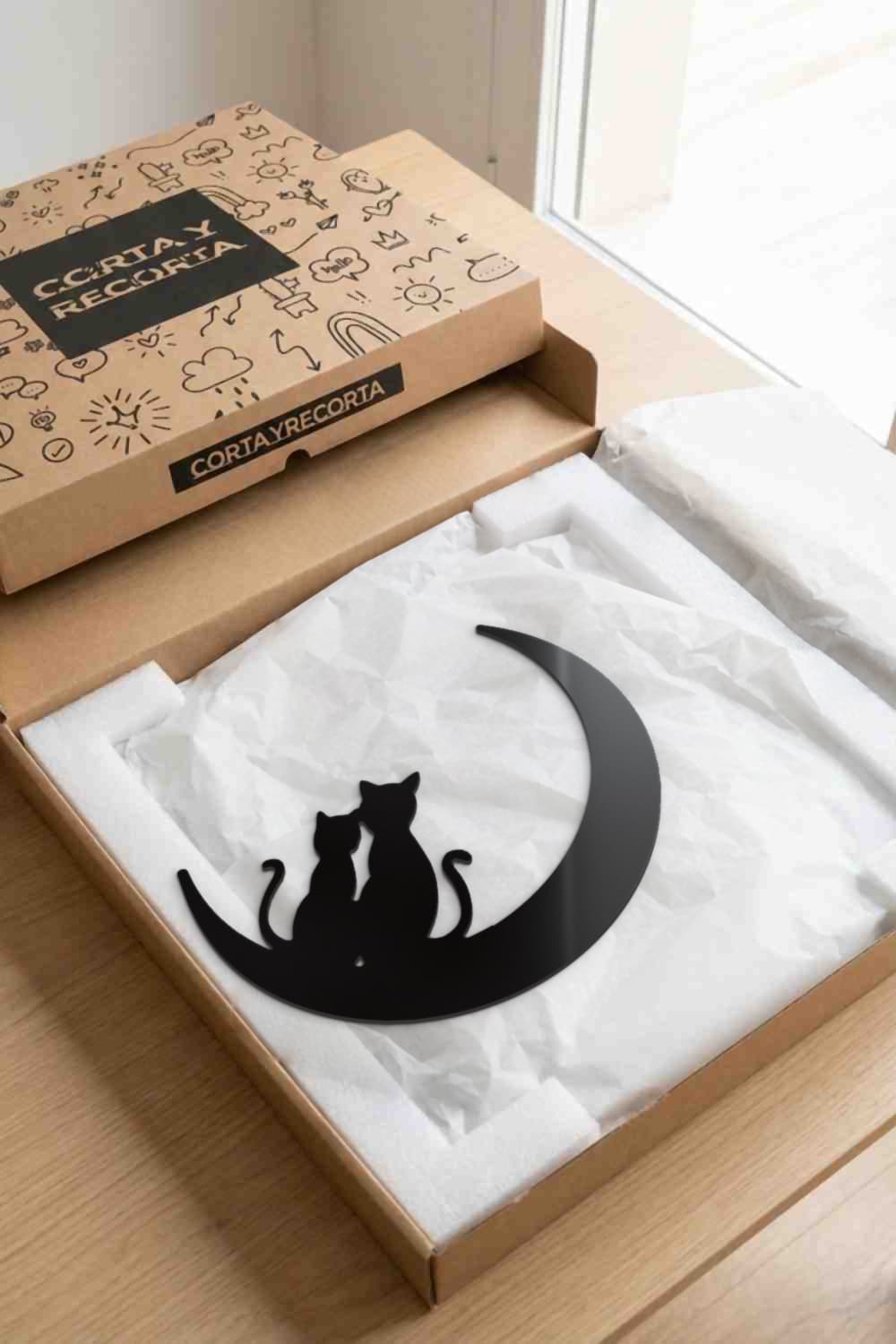 Gatos en la luna en caja kraft Corta y Recorta con protección interior.