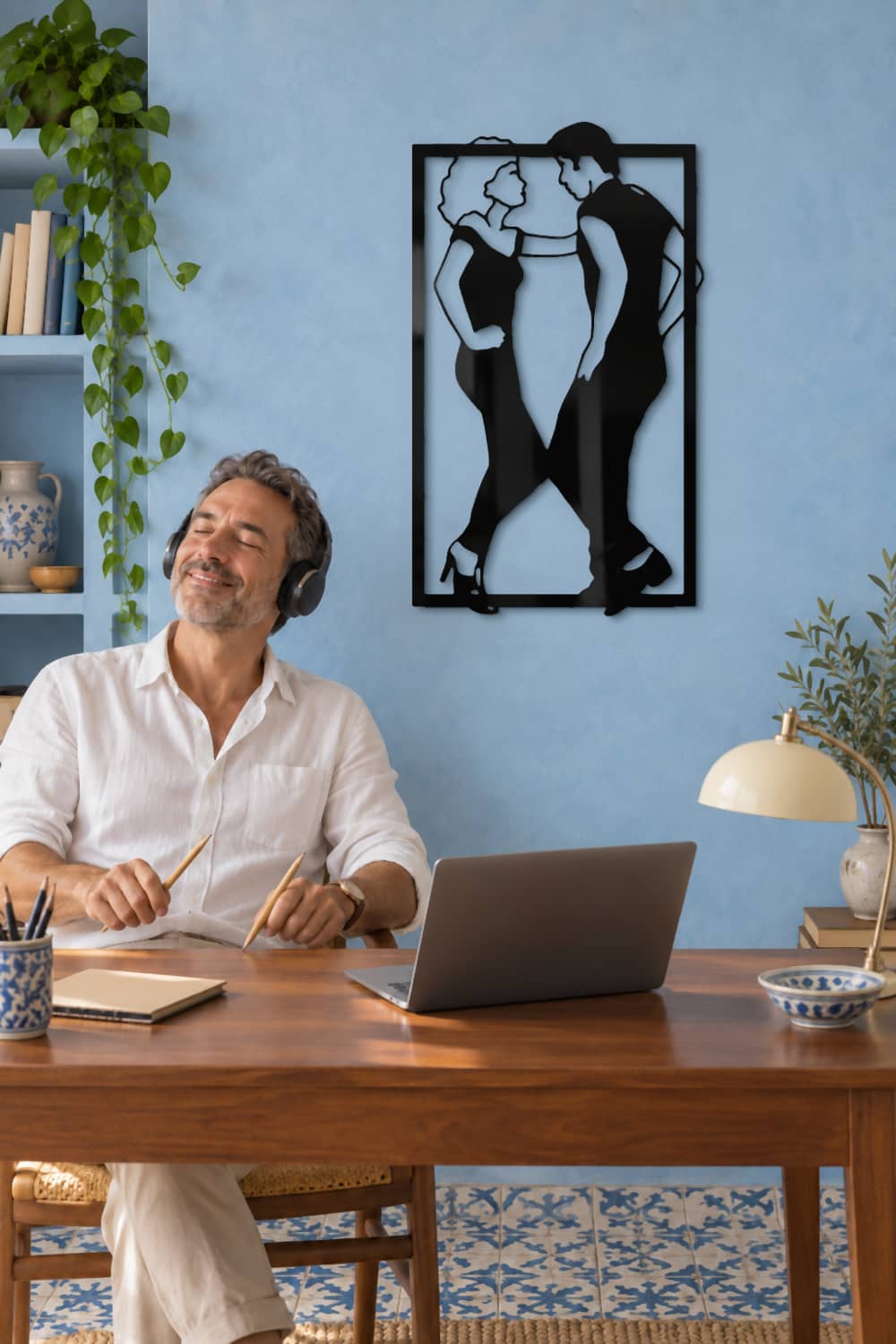 Grease, nostalgia musical en un despacho de pared azul con un hombre escuchando música.