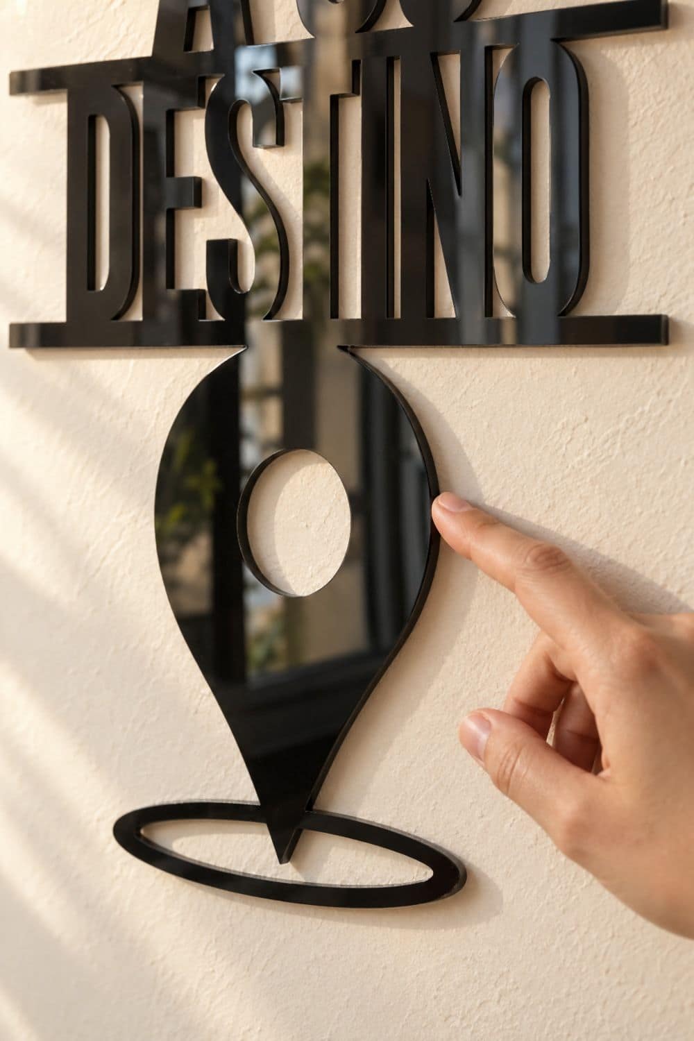 Detalle del cuadro Ha llegado a su destino en aluminio negro brillante: el pin de mapa