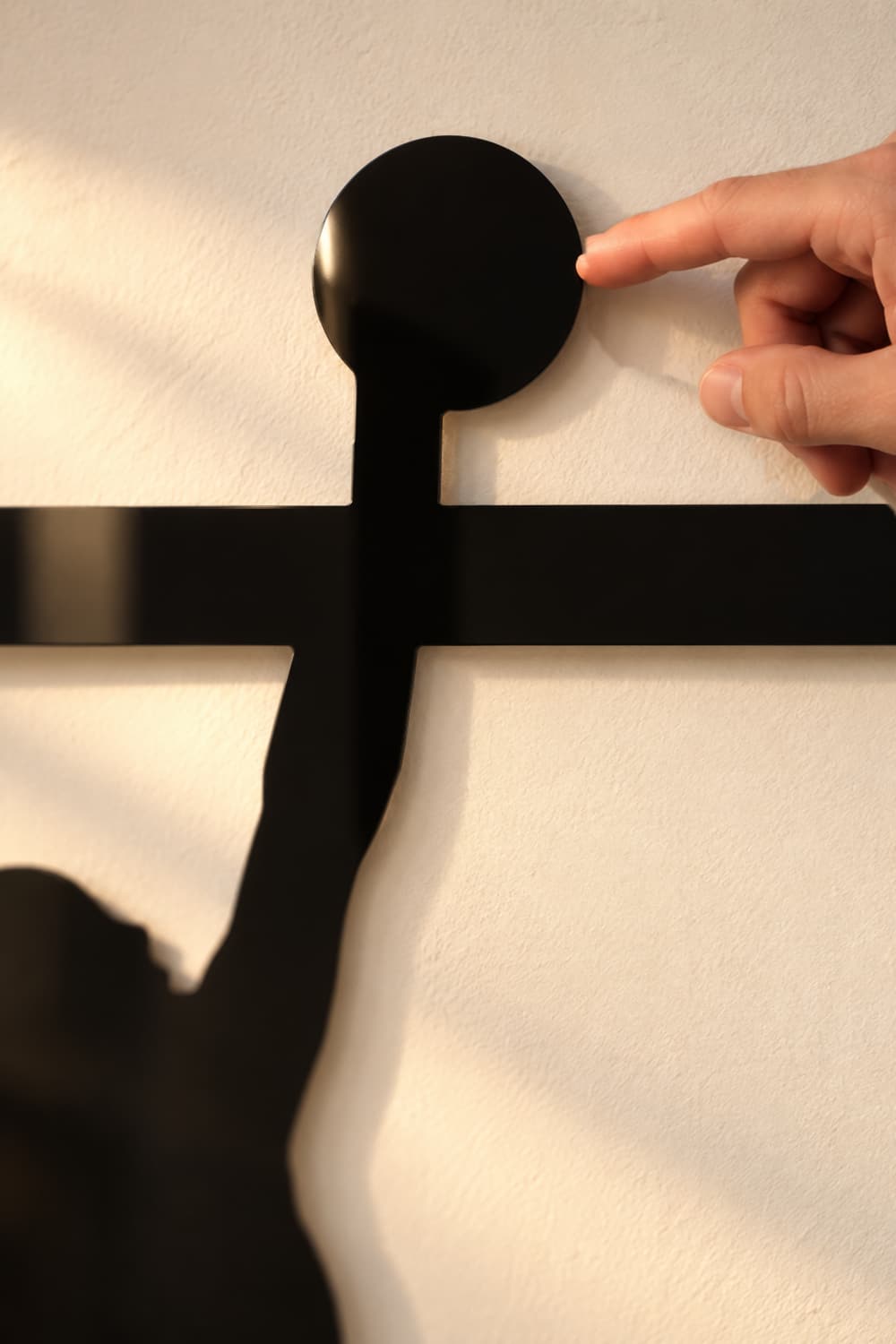 Detalle del cuadro Airness: el balón y el larguero en aluminio negro lacado brillante