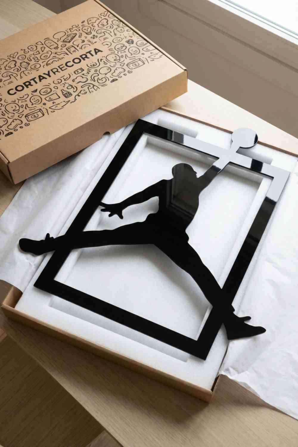 Cuadro Airness de aluminio negro en su caja de Corta y Recorta, protegido con espuma y papel de seda