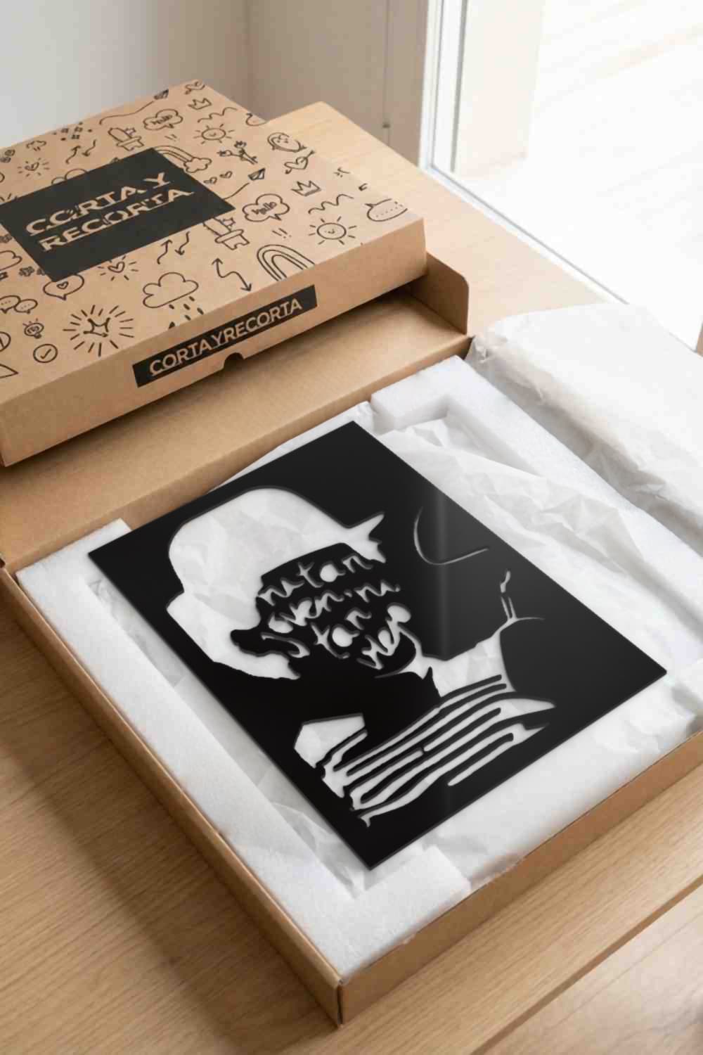 Cuadro Joaquín Sabina Ni tan viejo de aluminio negro en su caja de Corta y Recorta, listo para regalar