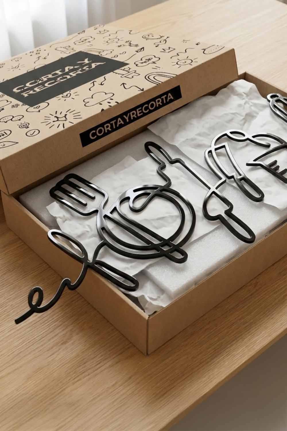 Cuadro Kitchen de aluminio negro en su caja de Corta y Recorta, protegido y listo para colgar