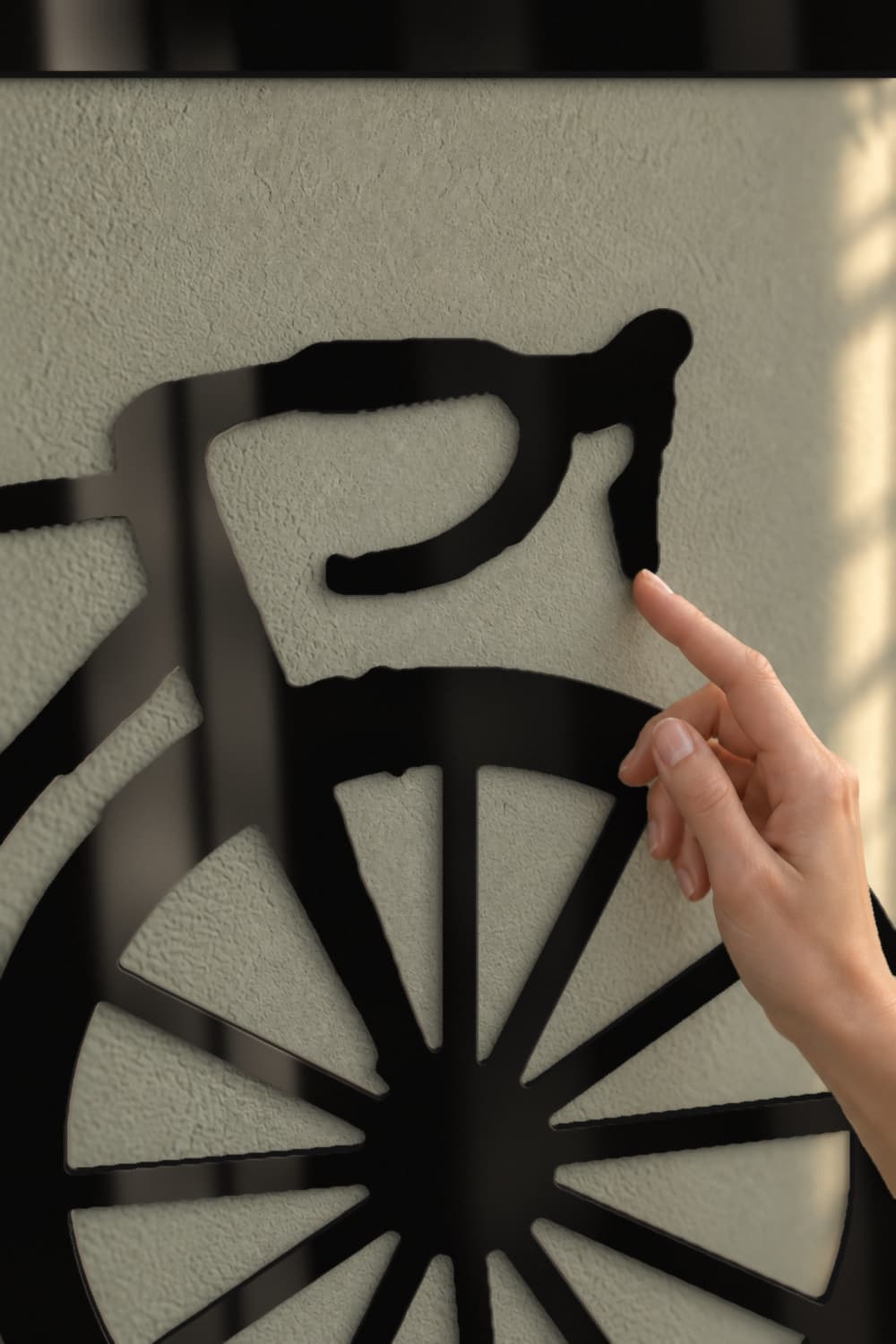 Detalle de La Flaca: manillar y maneta cortados en aluminio negro lacado, con su canto y su sombra