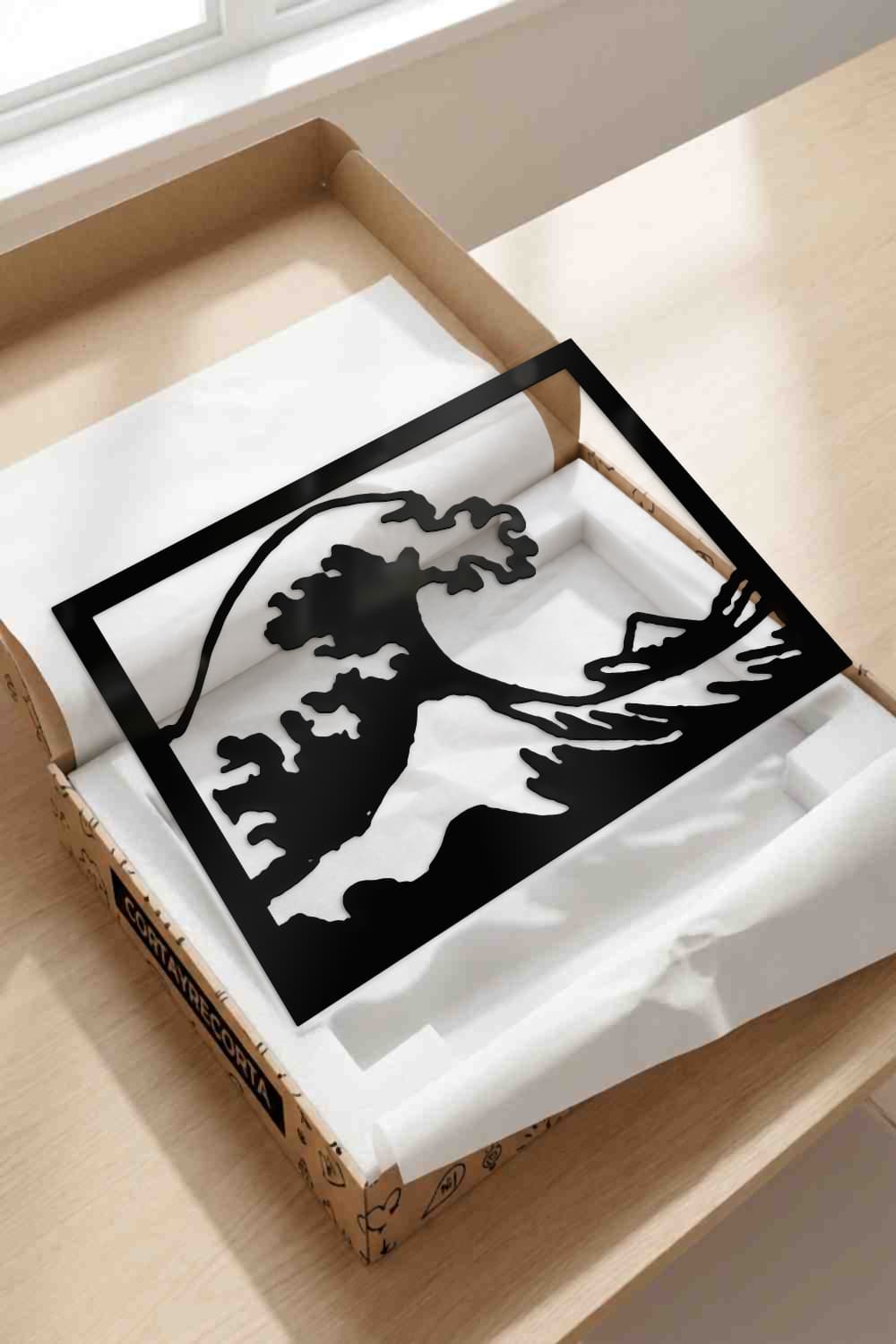 La Gran Ola de Kanagawa en su caja kraft real de Corta y Recorta con protección blanca