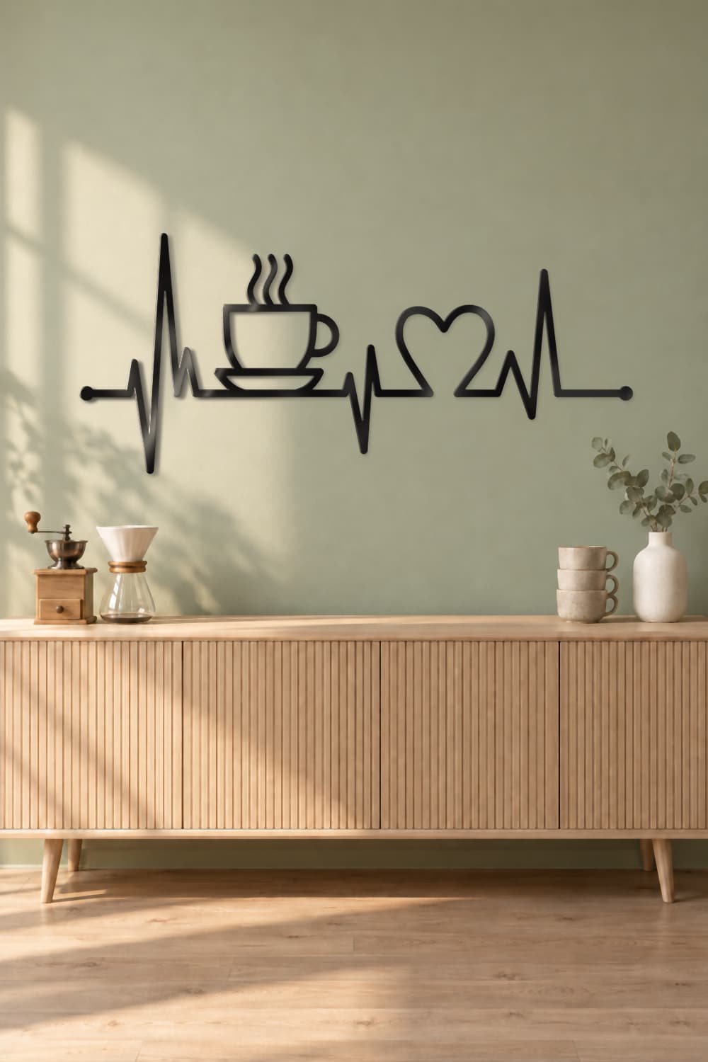 Cuadro Latidos de café de aluminio negro sobre un aparador de listones en una pared verde salvia