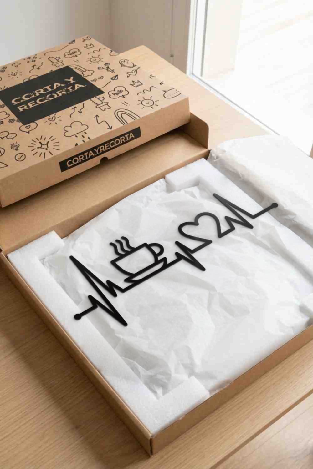Cuadro Latidos de café de aluminio negro en su caja de Corta y Recorta, protegido y listo para colgar