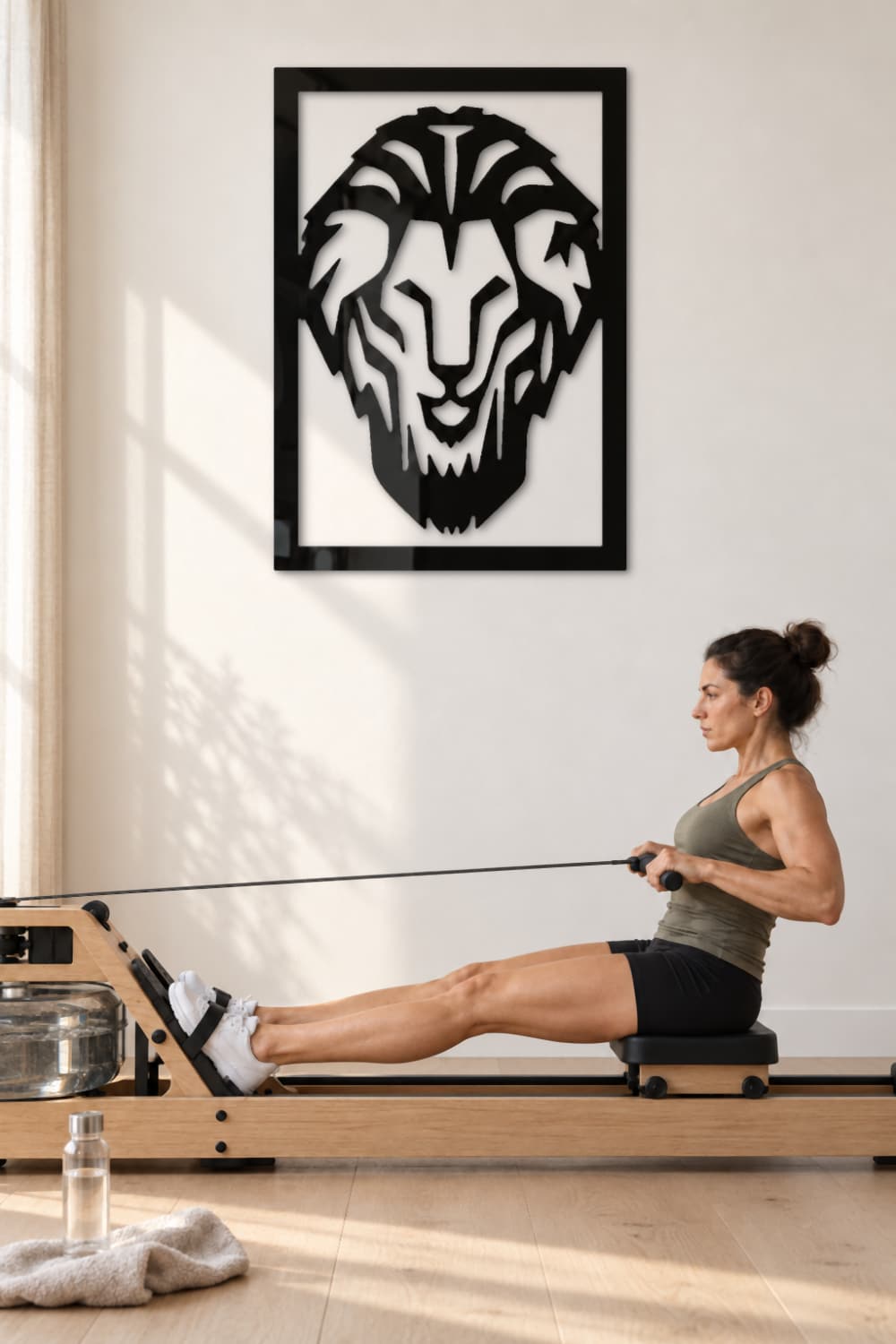 Leon Athletic en sala de ejercicio nórdica con una mujer practicando remo
