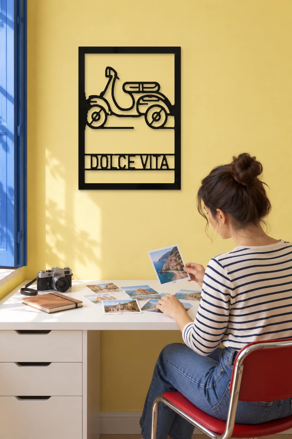 Love Vespa Y La Dolce Vita: despacho amarillo con recuerdos de viaje