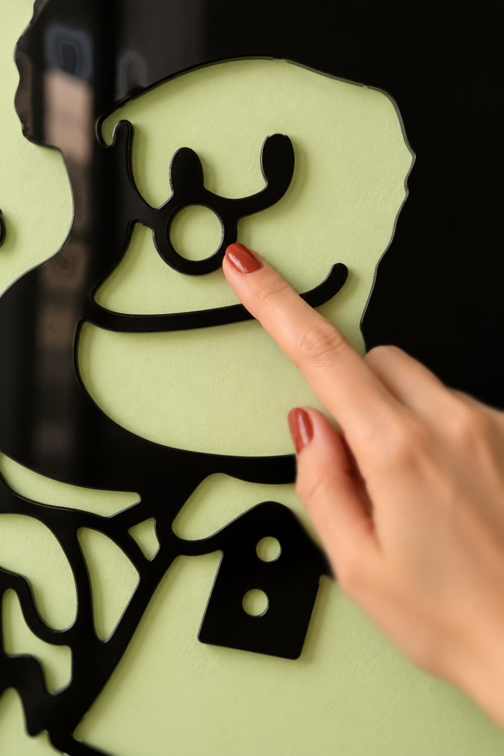 Detalle del cuadro Mafalda: laca negra brillante, canto de 3 mm y sombra suave en la pared