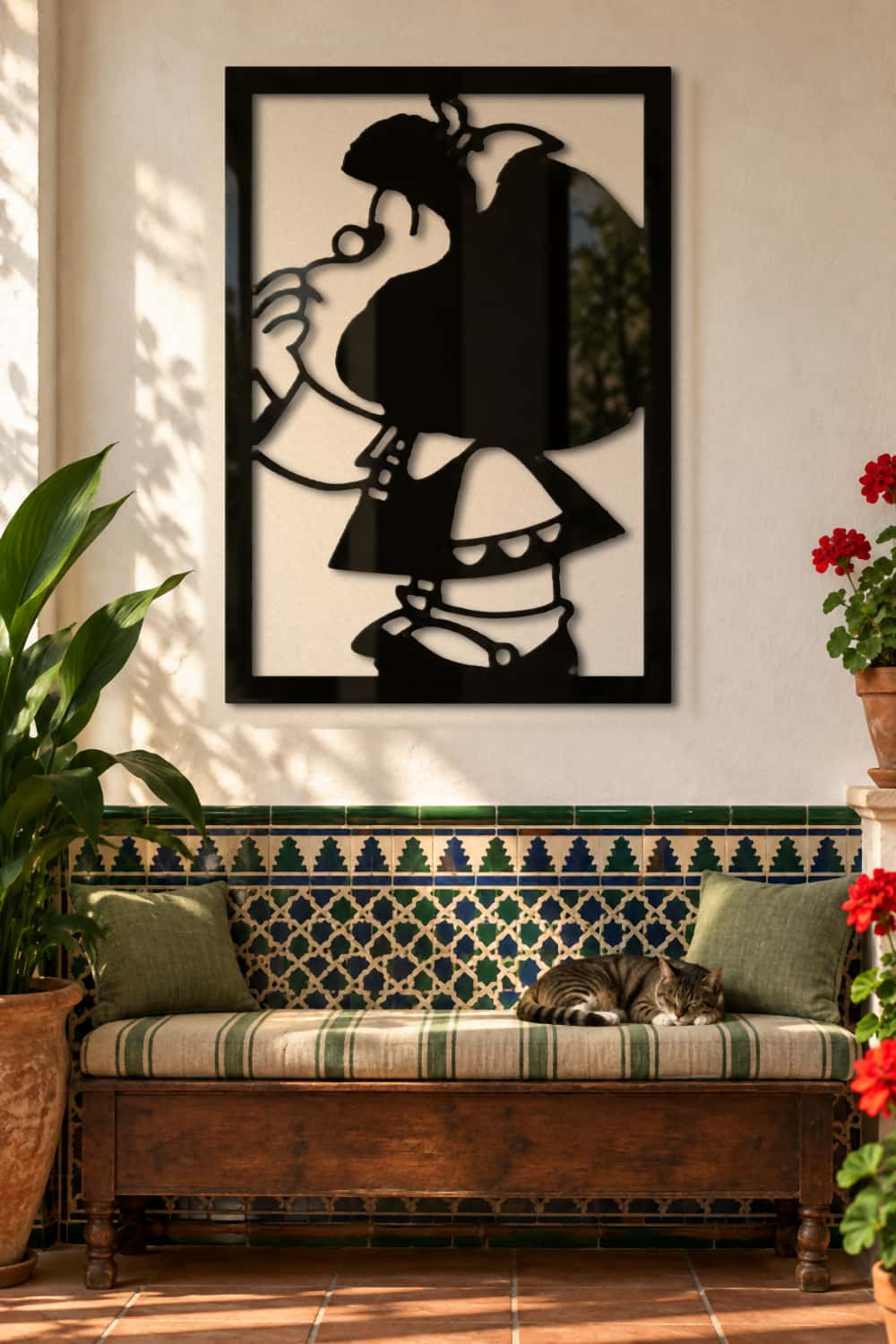 Mafalda Pensativa en patio andaluz con azulejos, plantas y banco de madera