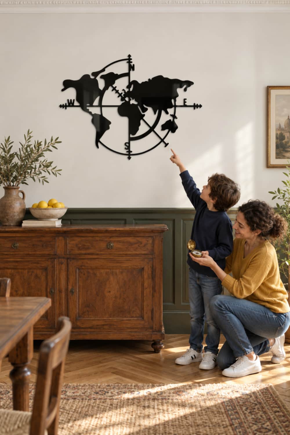 Mapa de los Vientos de metal en comedor: un niño señala la rosa de los vientos con su madre y una brújula
