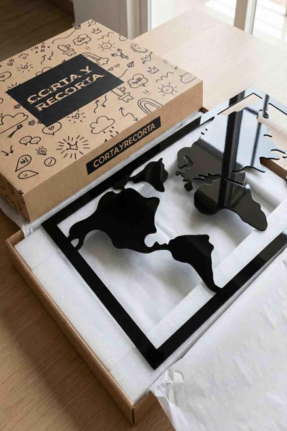 Mapa Mundi de aluminio negro brillante en su caja original Corta y Recorta.
