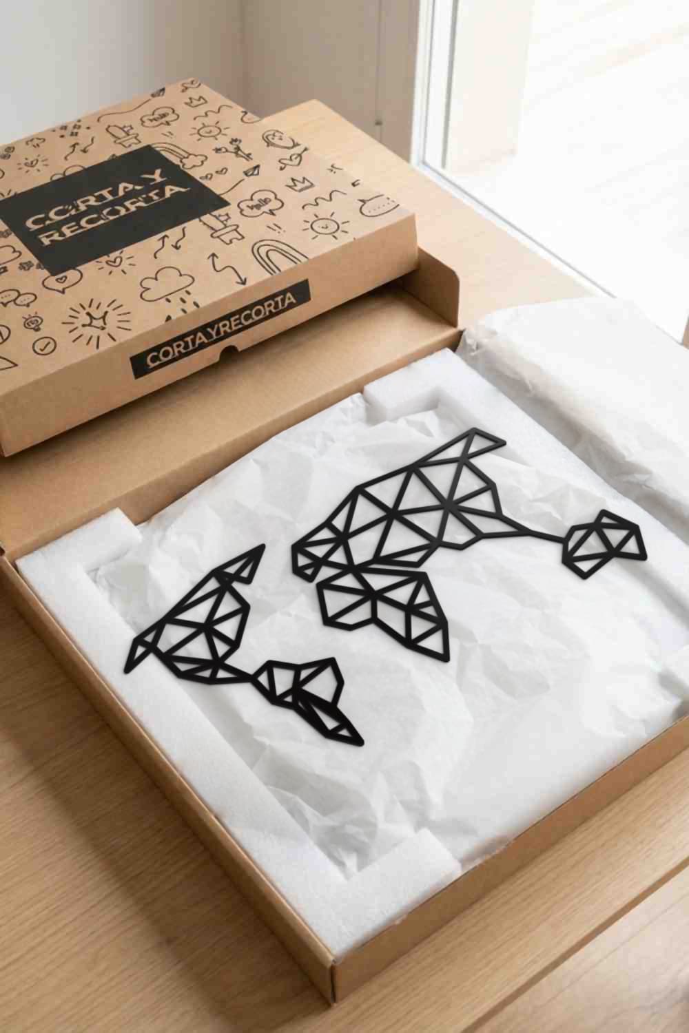 Mapa Trazado presentado en caja kraft de Corta y Recorta con papel protector