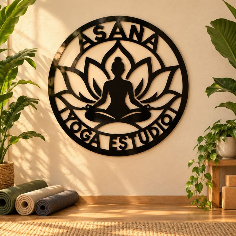 Logotipo redondo de un estudio de yoga en aluminio negro, en la pared del estudio
