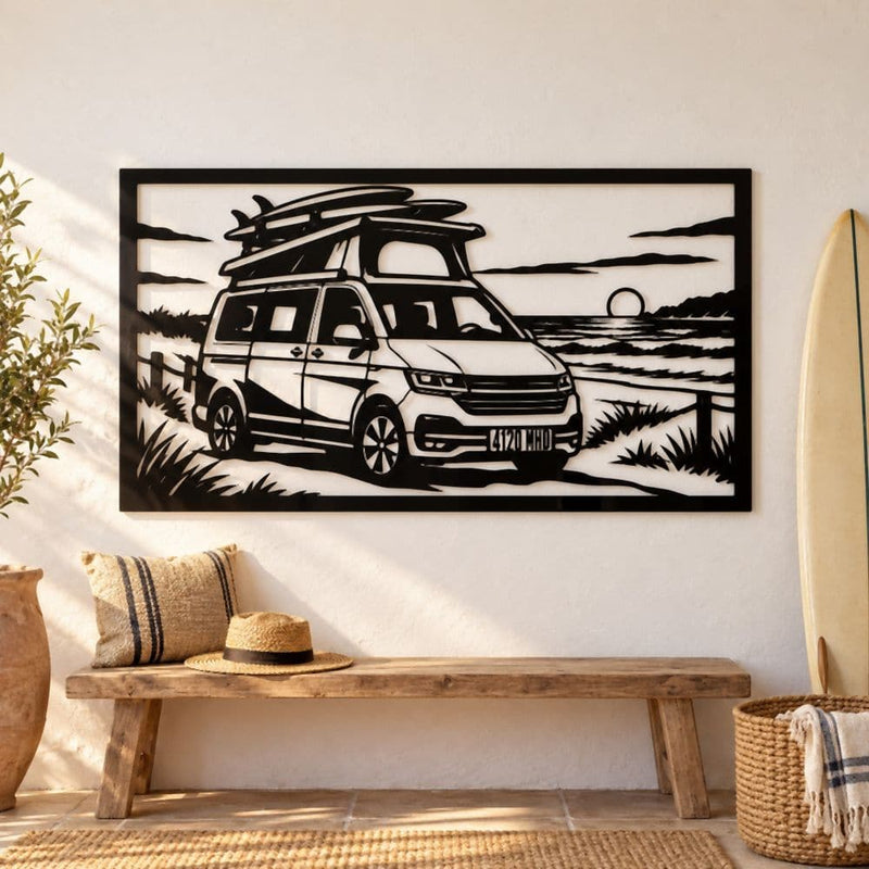 Cuadro personalizado de una furgoneta camper con tablas de surf junto al mar, con su matrícula, en una entrada