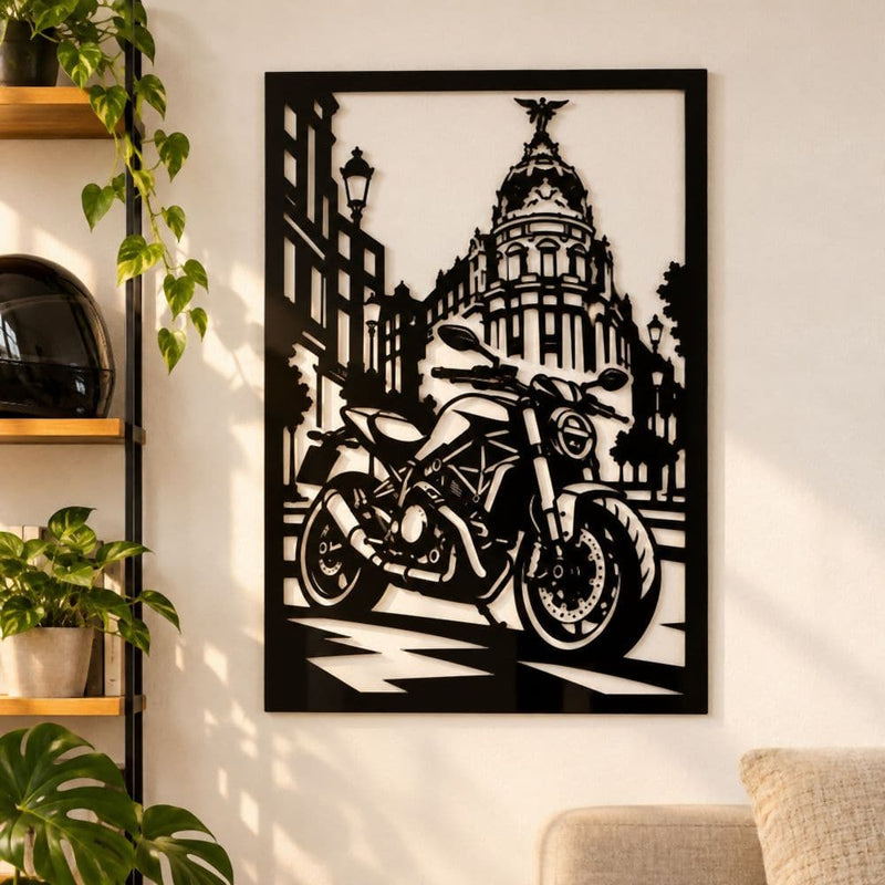 Cuadro personalizado de una moto Ducati en una calle de Madrid, en un salón con estanterías
