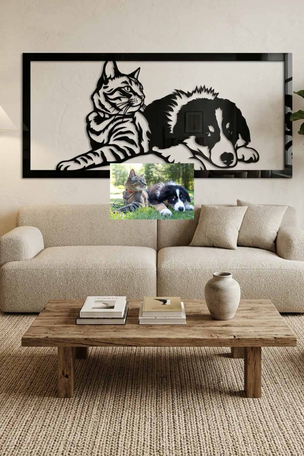 Cuadro panorámico de un gato y un perro tumbados junto a la foto original