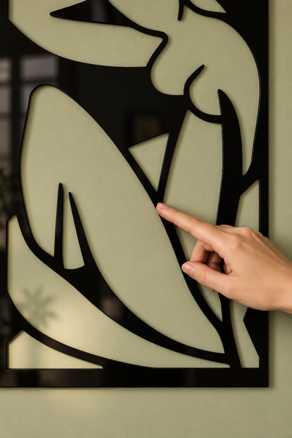 Matisse, detalle del calado y aluminio negro brillante al contacto de un dedo