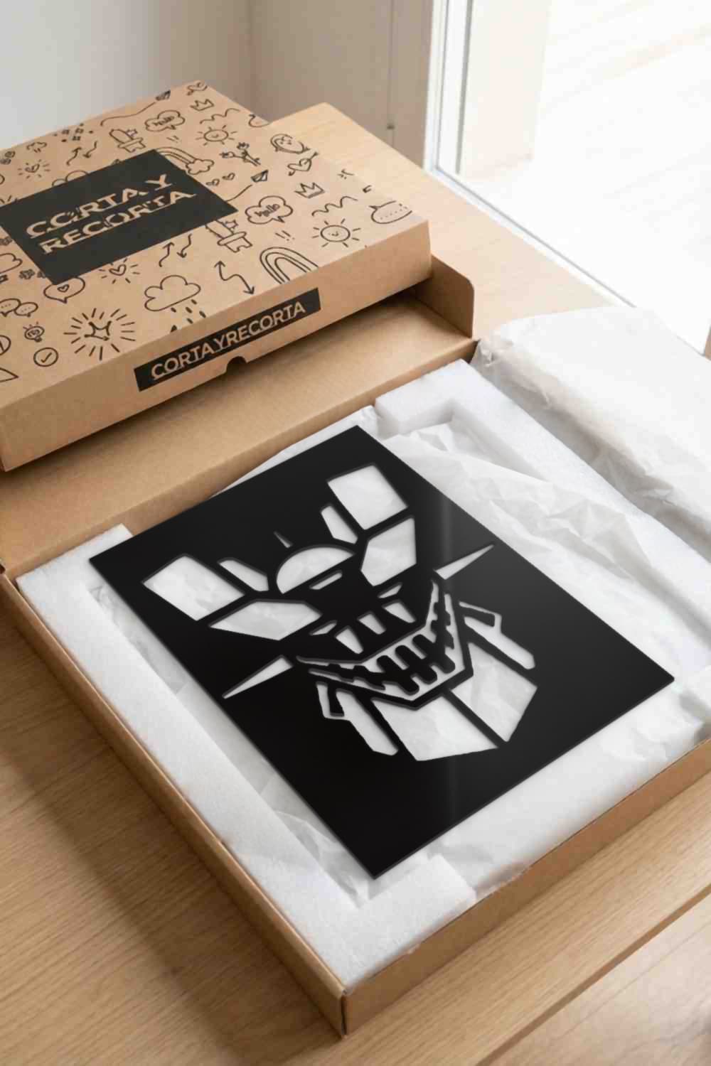 Cuadro Mazinger Z de aluminio negro en su caja de Corta y Recorta, protegido con papel y espuma